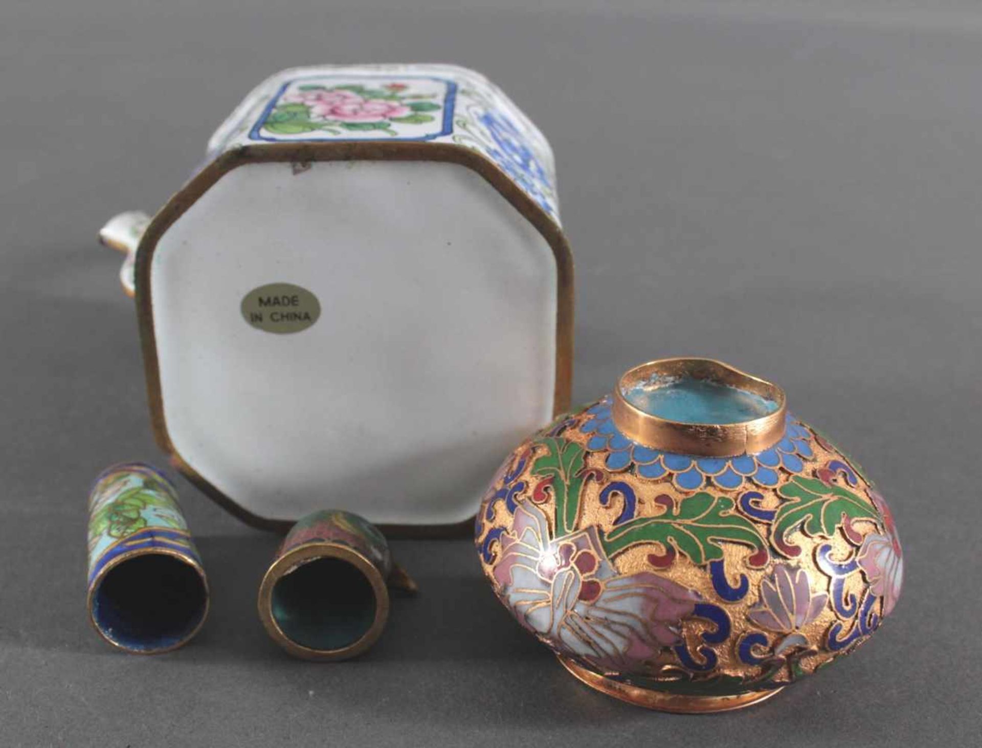 Konvolut Miniatur-Objekte, China 20. JahrhundertMetall/Cloisonné, 4 Teile, bestehend aus kleiner - Bild 5 aus 5