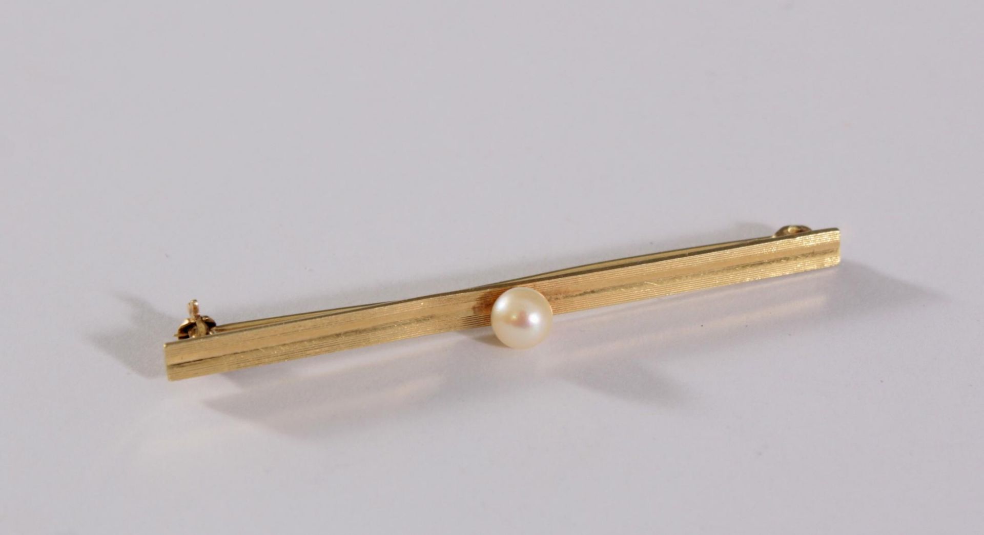 Stabbrosche mit Akoyaperle, 14 Karat GelbgoldZentral gefasste Perle (D-5,2 mm), ca. Länge 6 cm,