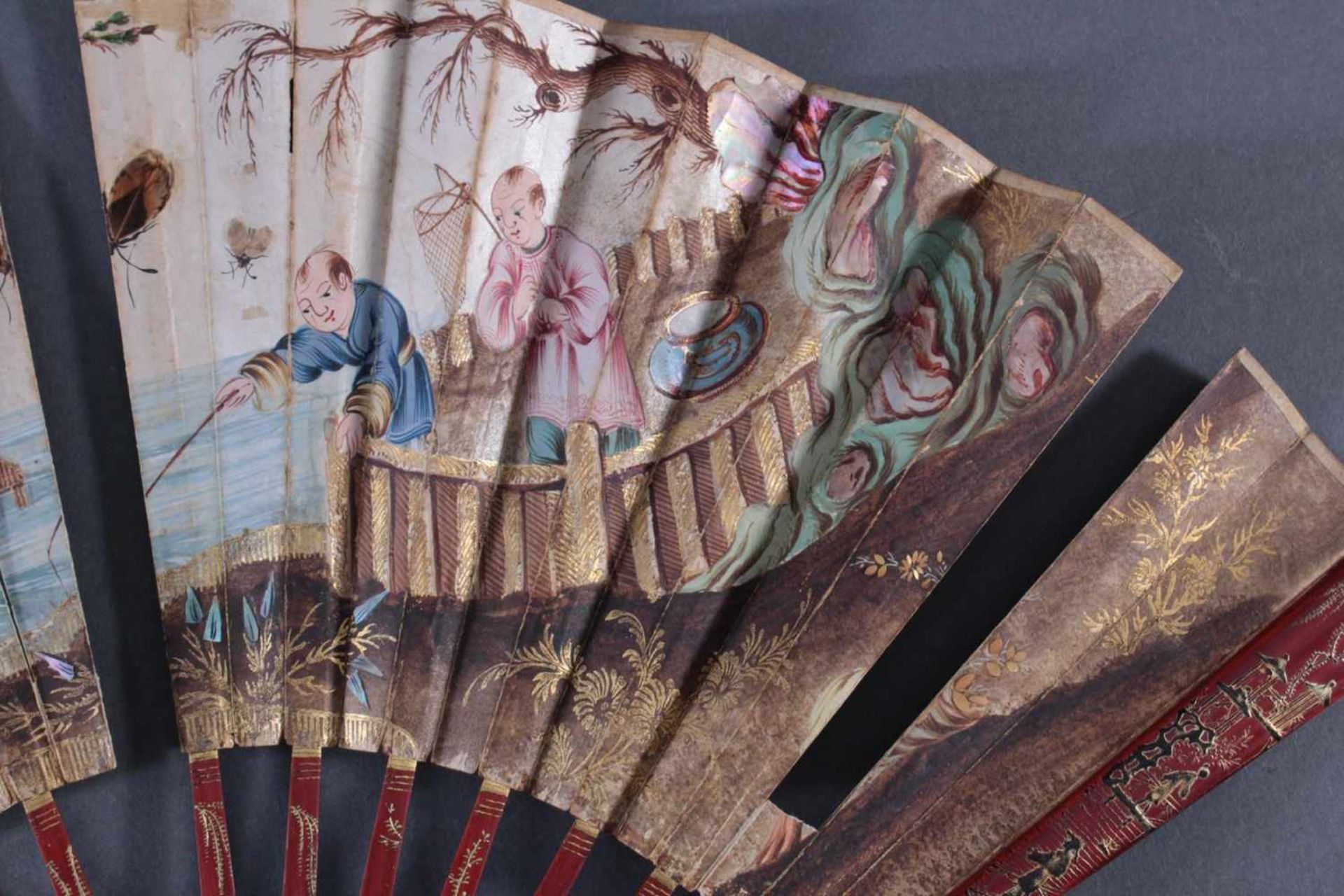 Fünf Fächer 18./19. Jahrhundert, Frankreich/AsienBein/Holz/Textil/Papier, ornamental durchbrochene - Image 8 of 13