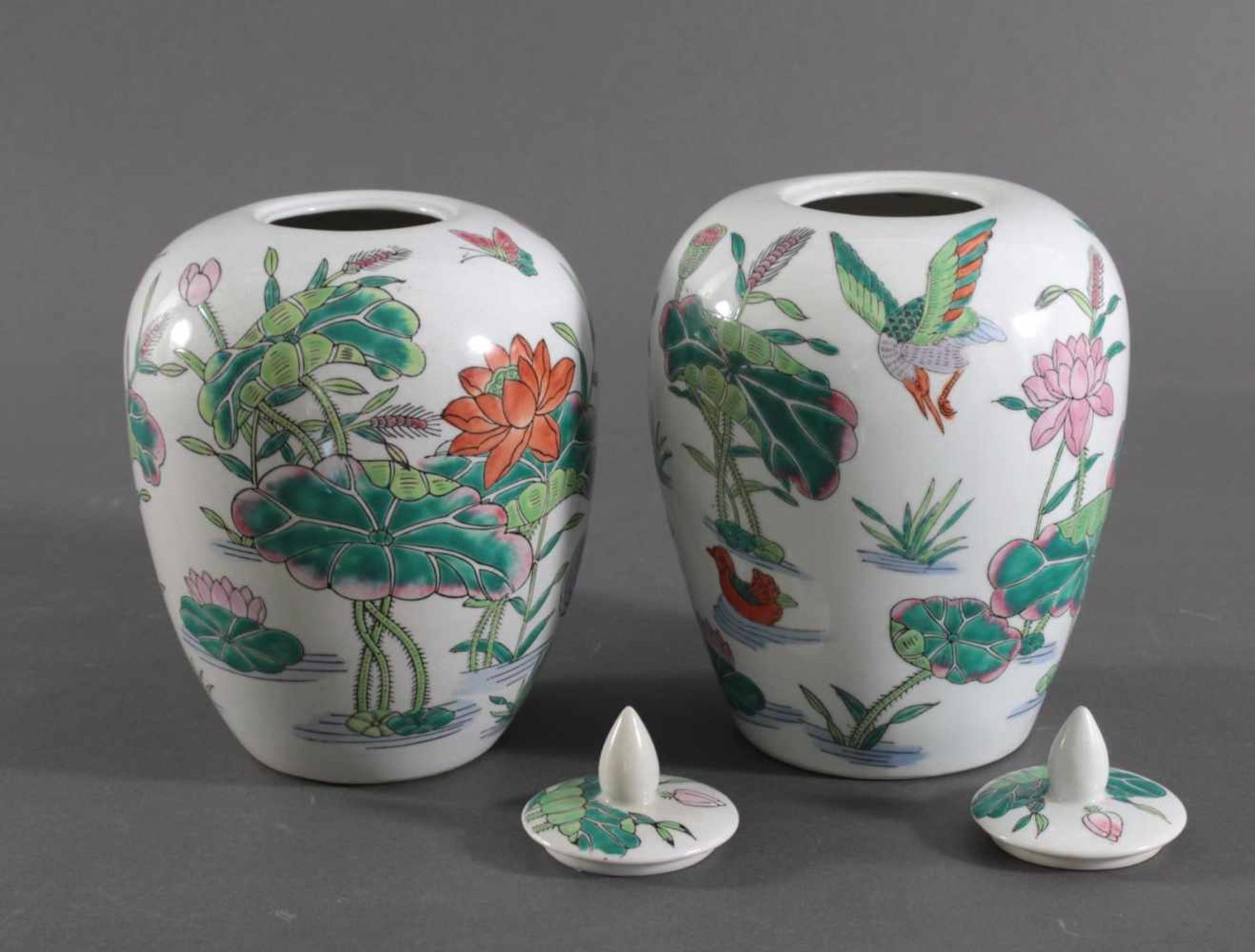 Paar Porzellan Deckelvasen, China 20. JahrhundertPorzellan mit polychromer Aufglasurbemalung, leicht - Bild 4 aus 5
