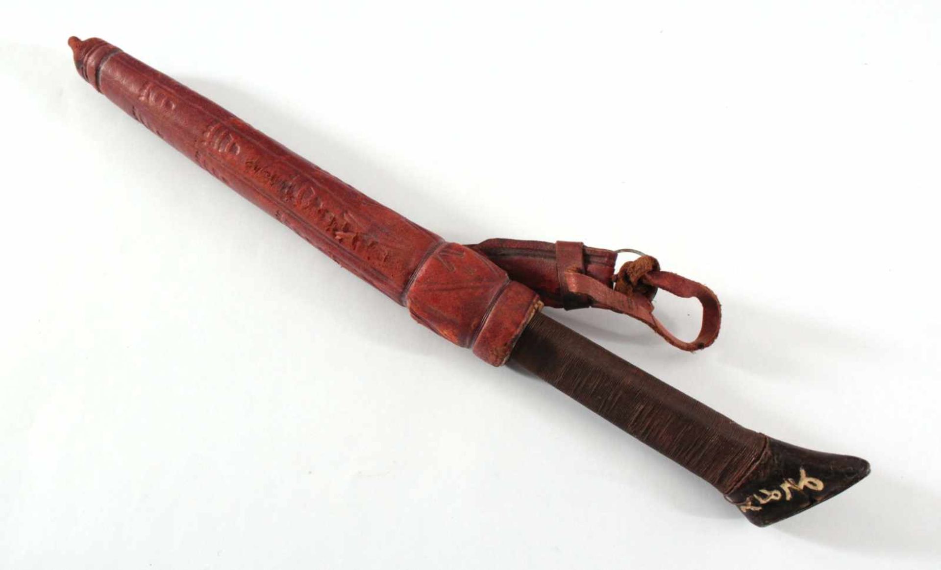 Antikes MesserRote, geprägte Leder-Scheide, mit Draht umwickelter Griff, Griffspitze (geklebt) aus - Bild 2 aus 2