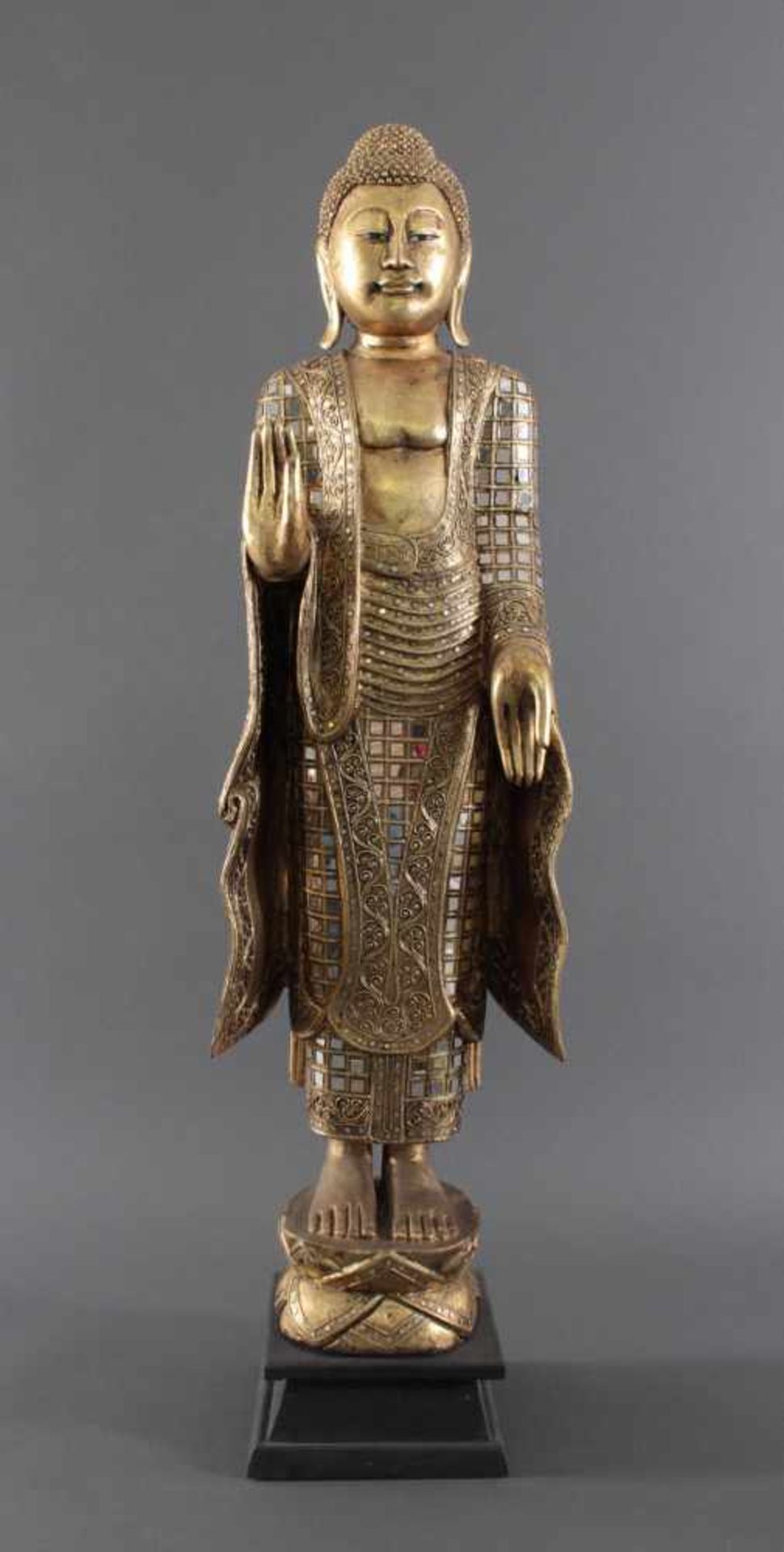 Stehender Gautama-BuddhaHandgeschnitzte Refaktur nach einem burmesischen Original aus dem 15.