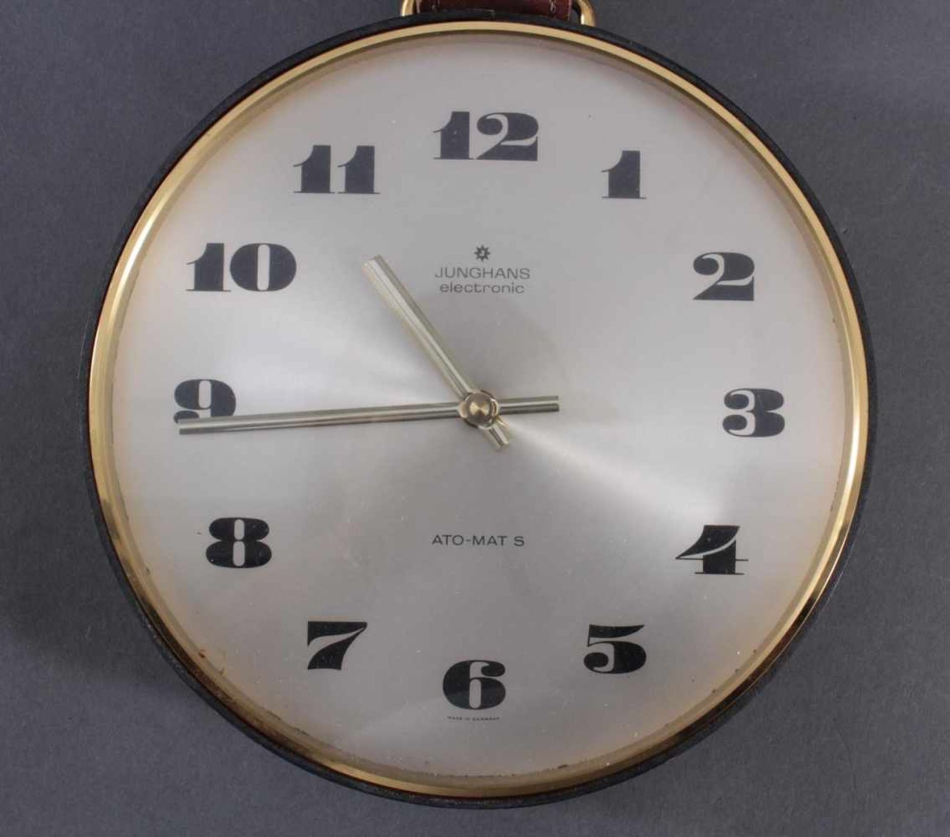 Wanduhr Junghans electronic ATO-MAT SMessinggehäuse mit Lederaufhängung in Form eines Gürtels, - Image 2 of 3