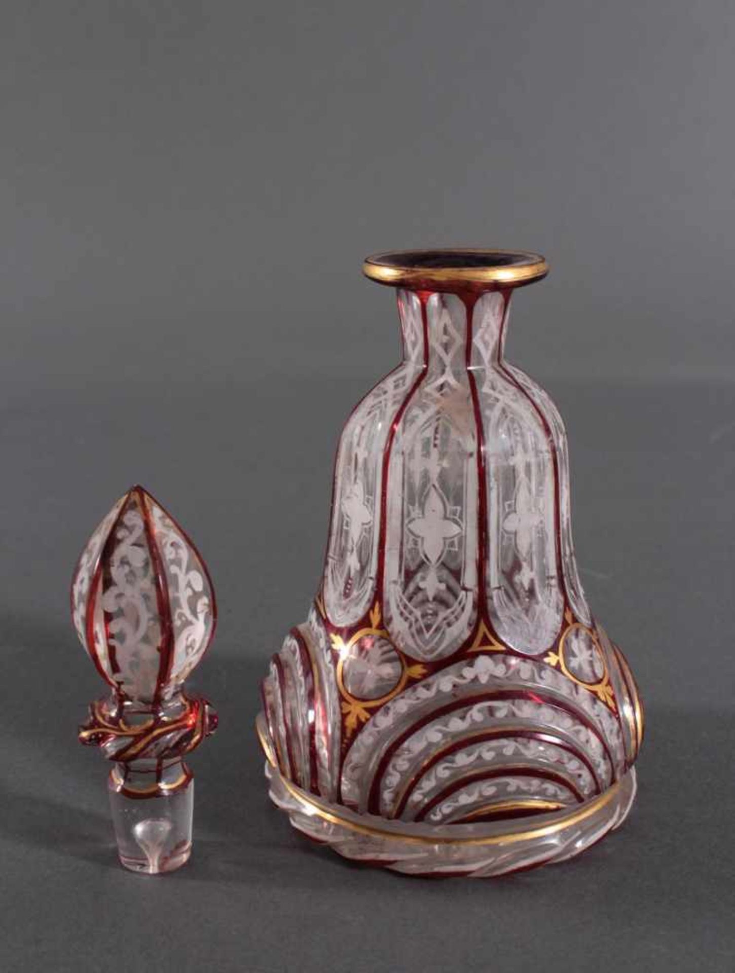 Karaffe mit Stöpsel, 19. Jh.Klarglas mit Lufteinschlüssen, weiße Ornamentbemalung, Linien und - Bild 2 aus 3