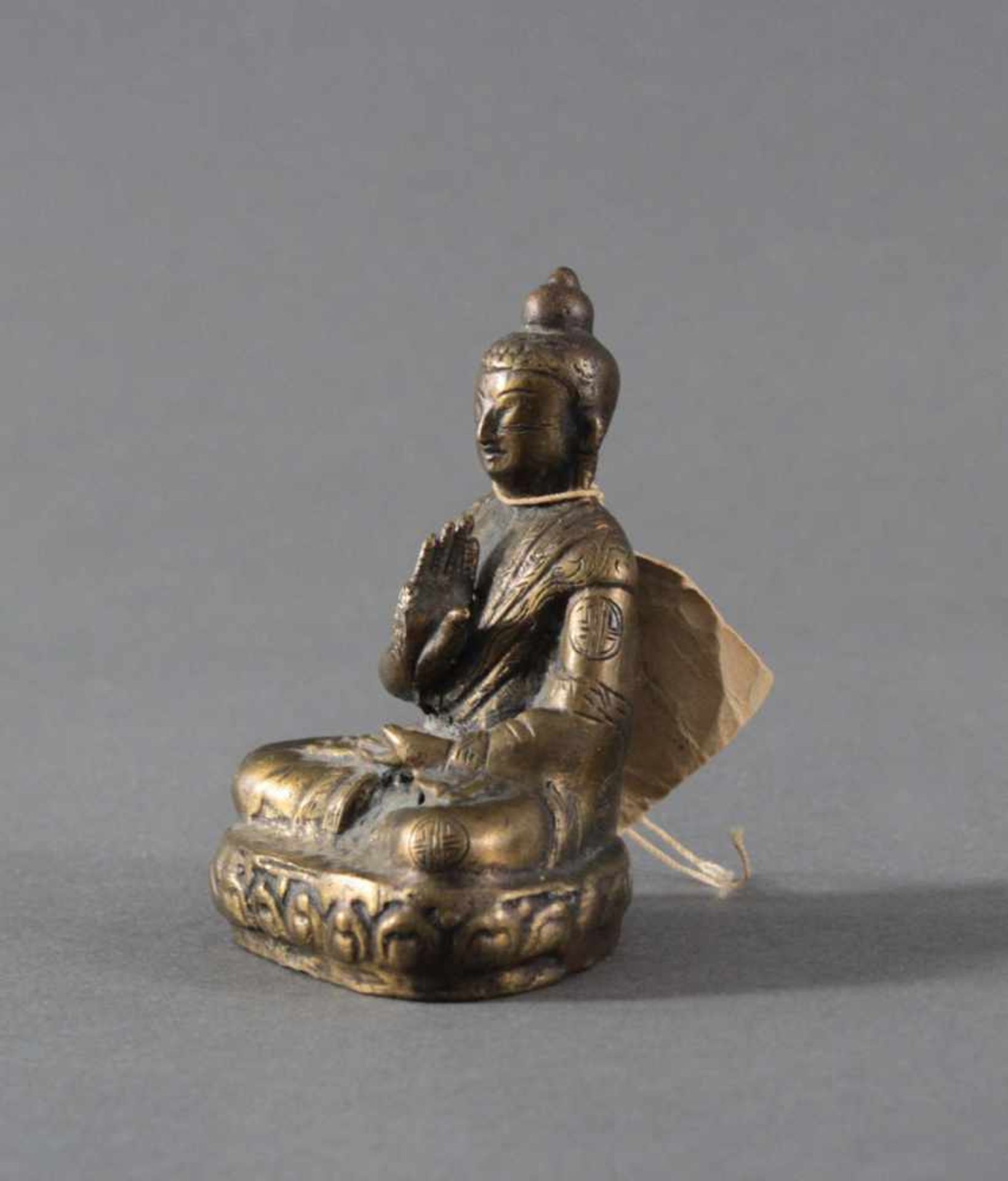 Bronze Buddha 1900Budda im typischem Meditationssitz auf Lotusthron, Ziselierte Bronze mit dunkler - Bild 2 aus 5