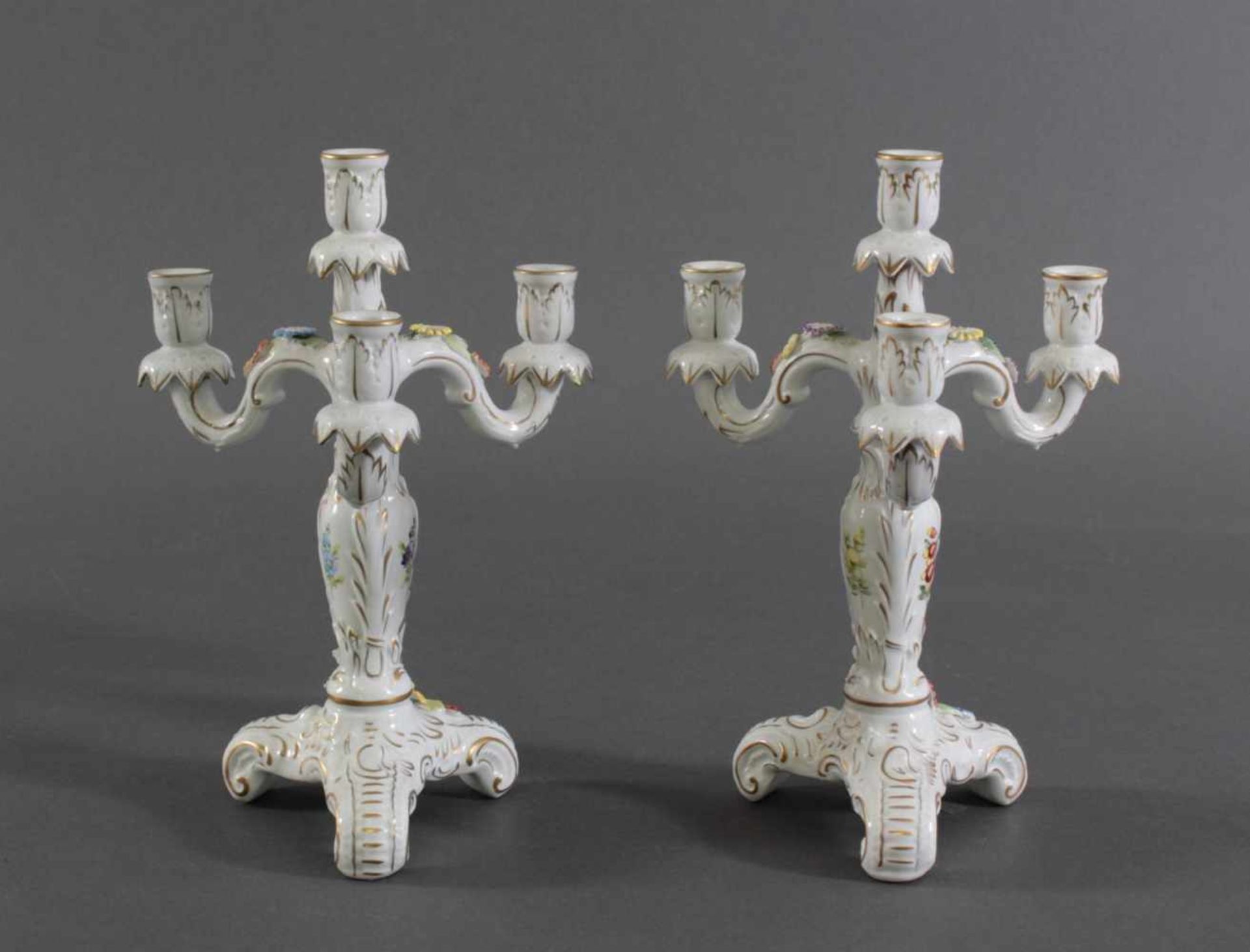 Paar Kerzenleuchter, Porzellanmanufaktur/PlauePorzellan, 3-flammiger Leuchter auf dreibeinigem - Image 2 of 5