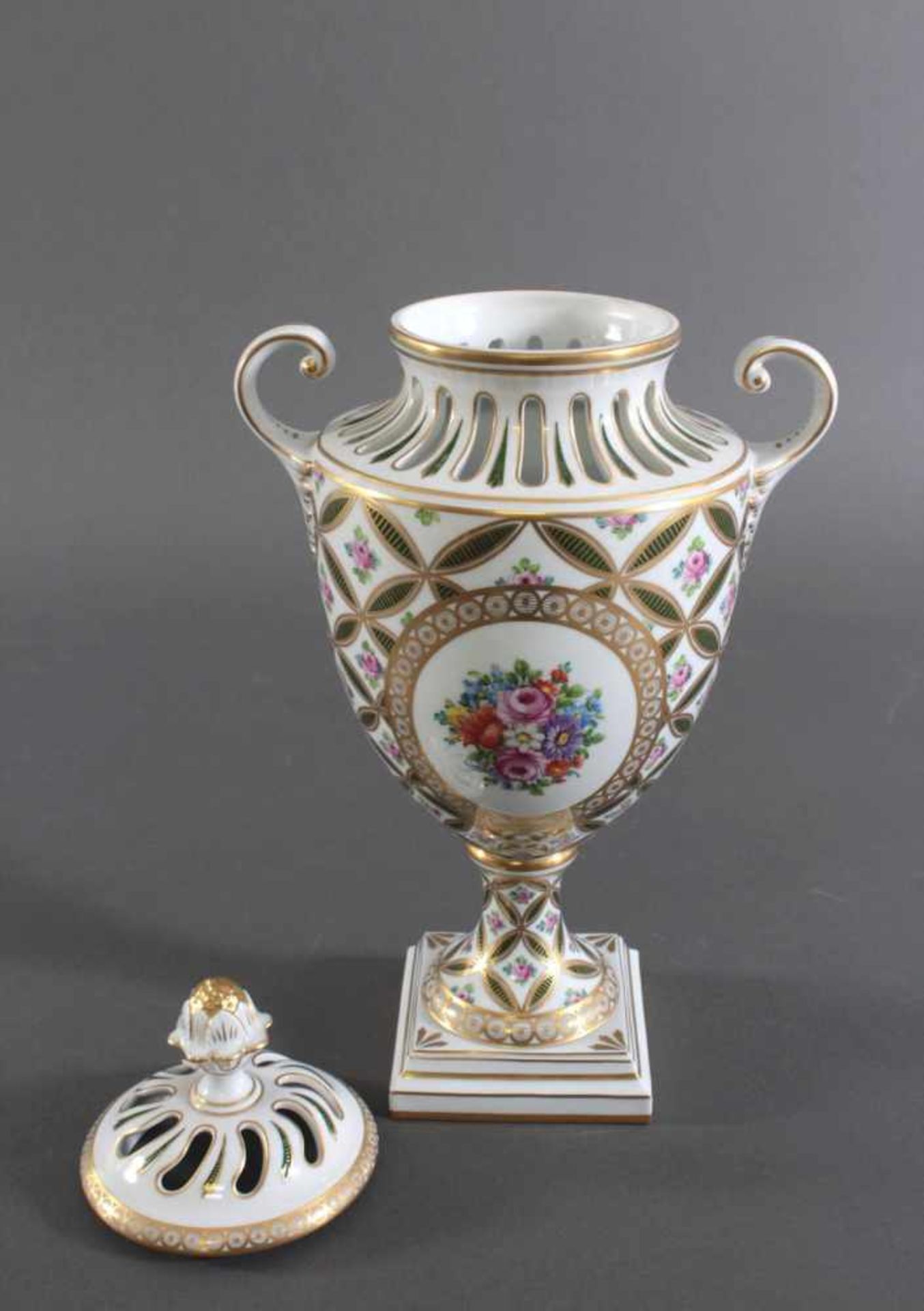 Potpourri Vase, Potschappel DresdenPorzellan, Anfang 20. Jh., polychromes Floraldekor, grüner - Bild 5 aus 6