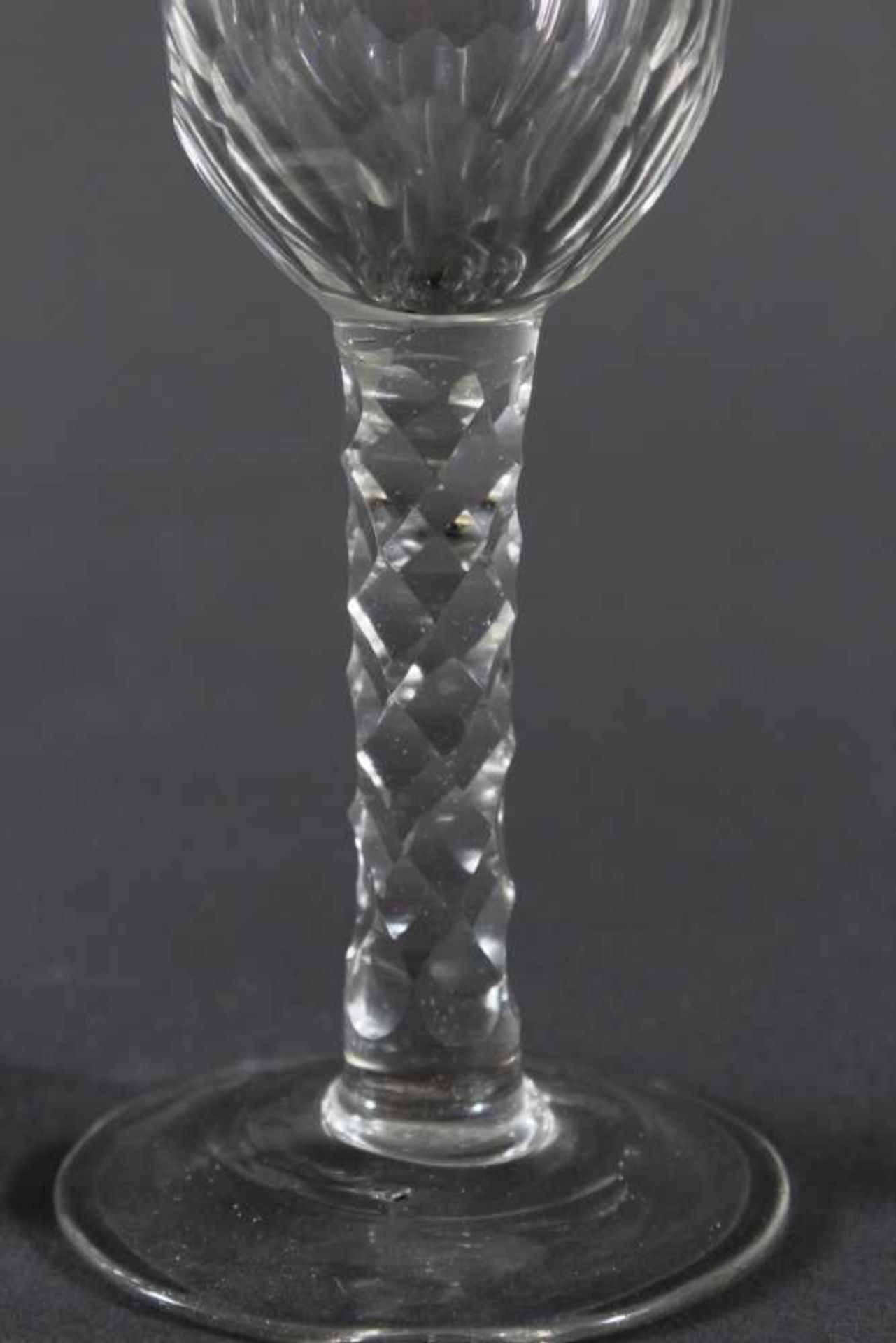Barock Gläser, 18. Jh.Farbloses Glas, facettierte Kuppa, über rundem Scheibenfuß. Rauten- - Bild 4 aus 5