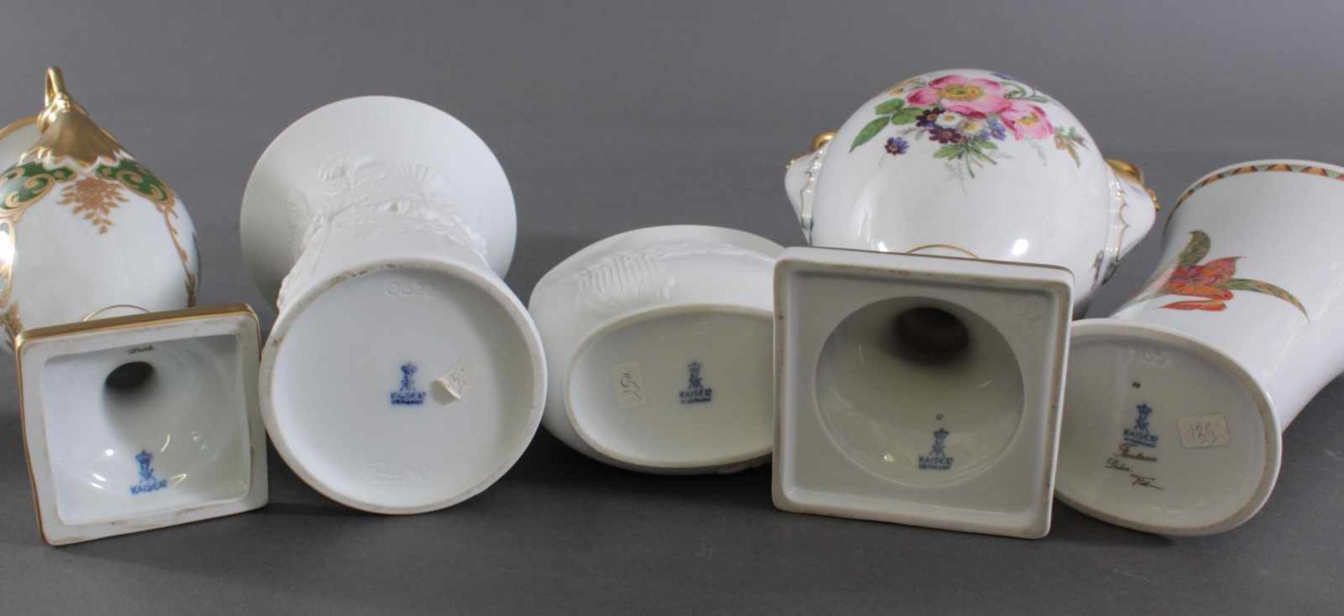 Fünf Vasen, Alboth & Kaiser PorzellanPorzellan, 2x Schwanenhenkelvase, Vorder- und Rückseite - Image 3 of 3