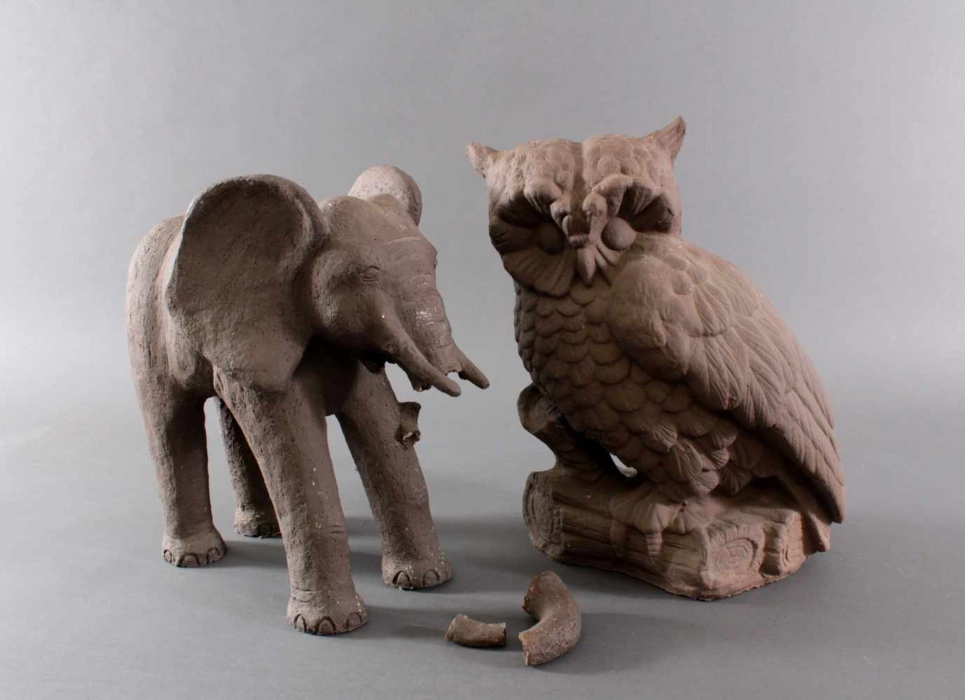 Terracotta Tierfiguren, 2 StückEule, ca. H-47 x 37 x 30.  Elefant, ca. 41 x 44 x 21 cm, am Rüssel