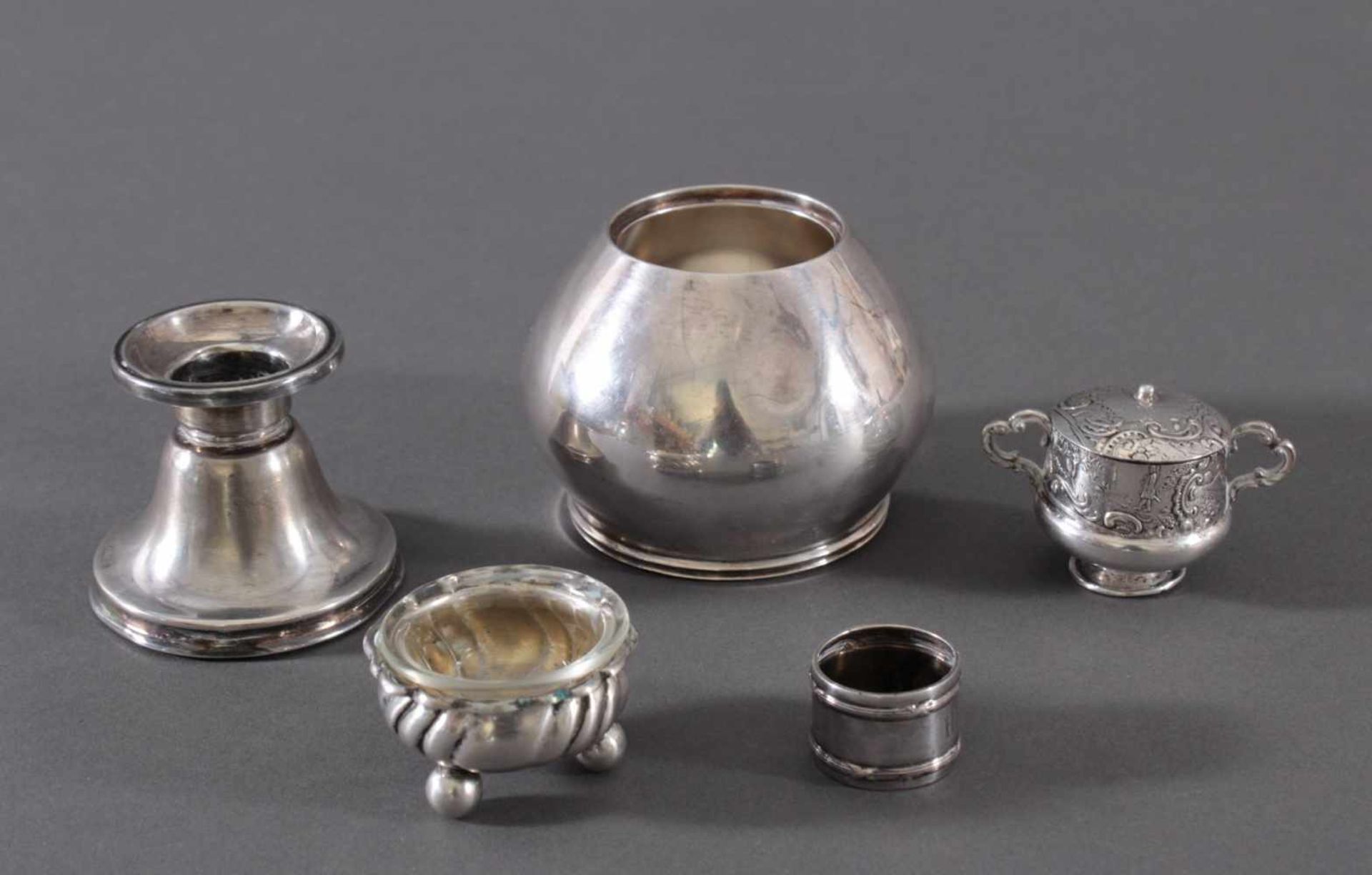 Konvolut silberne Gebrauchsgegenstände1 Vase, punziert 925 Sichel und Krone, H-7 cm, 172 g. 1
