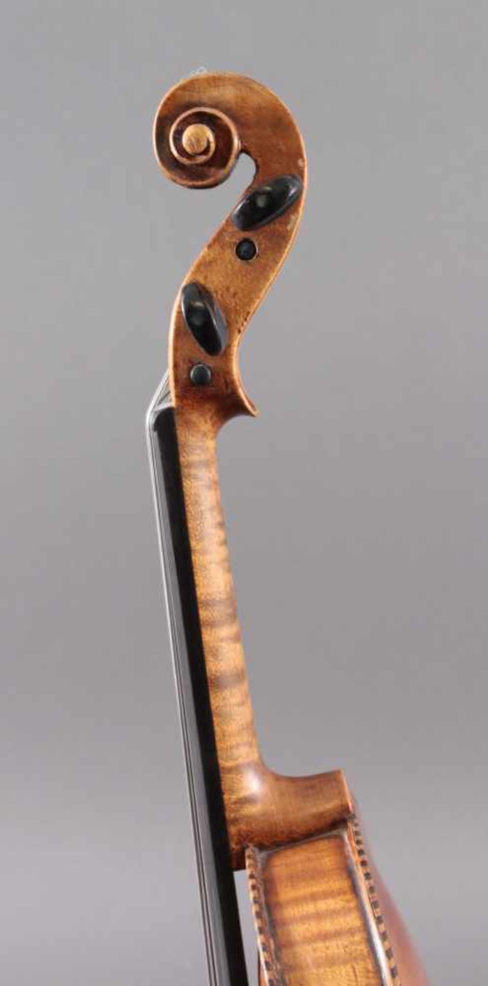 Guseto-Geige mit Geigenbogen um 1900Der Drehknopf am Bogen fehlt, wurde am Steg repariert, - Bild 4 aus 8