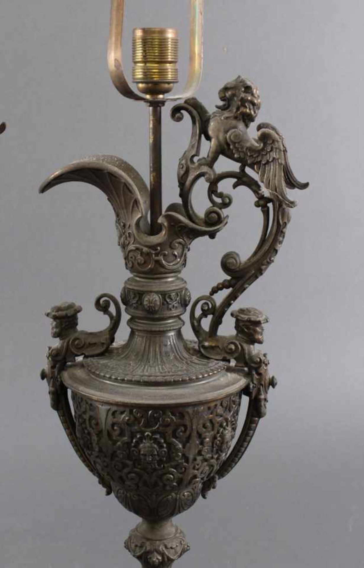 2 Tischlampe im Renaissance-Stil.Aus reliefiertem Zinkguss bronziert, in Form von Henkelkrügen, - Bild 3 aus 7