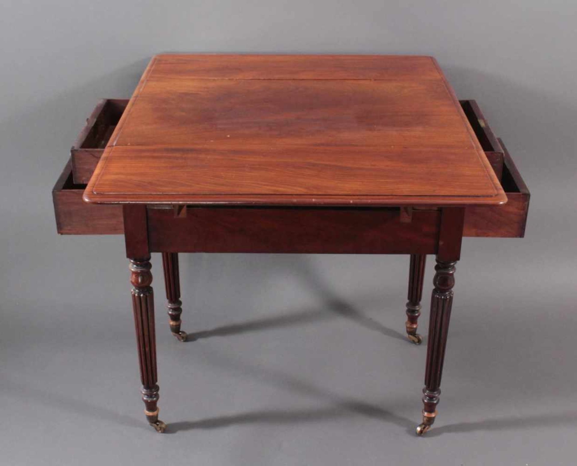 Pembroke-Tisch, England um 1920Hartholz furniert, beidseitig klappbar, seitlich 4 Schubladen, - Bild 2 aus 3