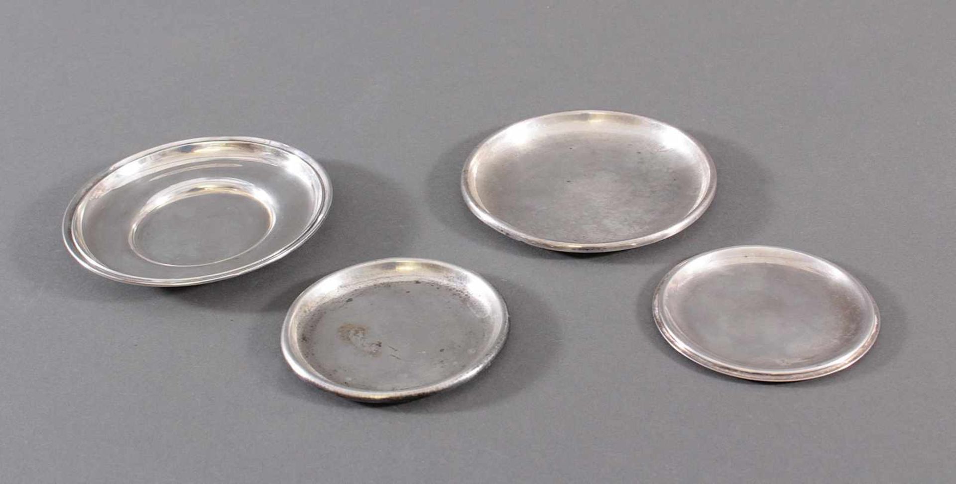 4 Silberne UntersetzerAuf dem Foto von links, 1x Sterlingsilber D-14 cm, 90 g. 1x 835er Silber, D- - Image 2 of 4