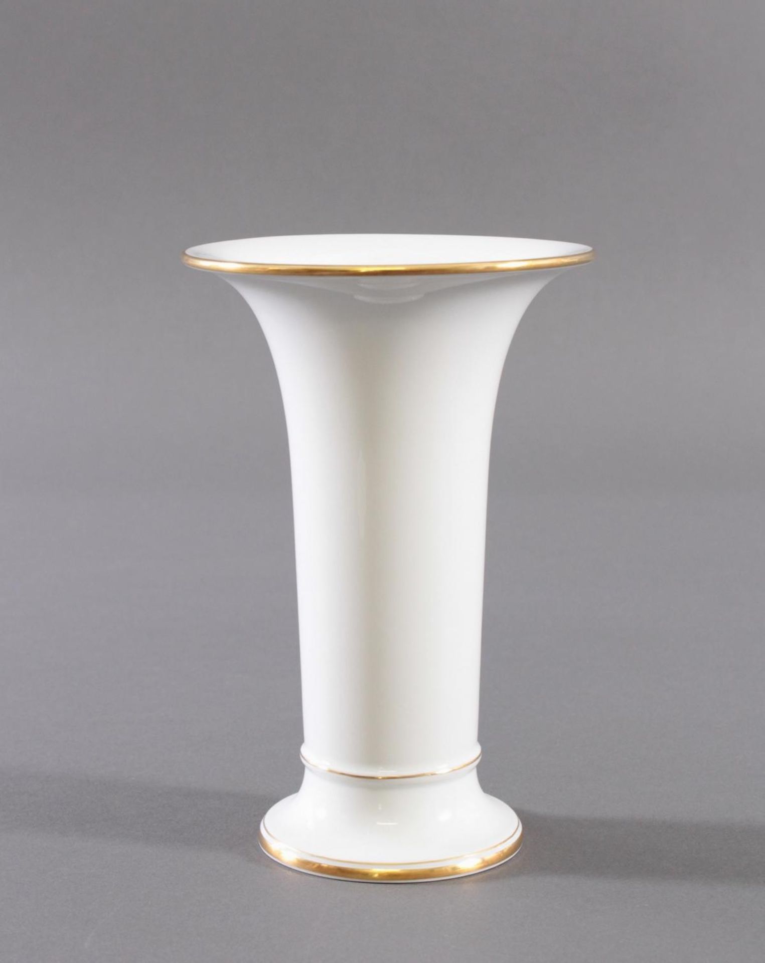 Vase KPMTrompetenform, Weißporzellan, auf der Schauseite mit polychromer Blumenbemalung, Goldrand, - Image 2 of 3