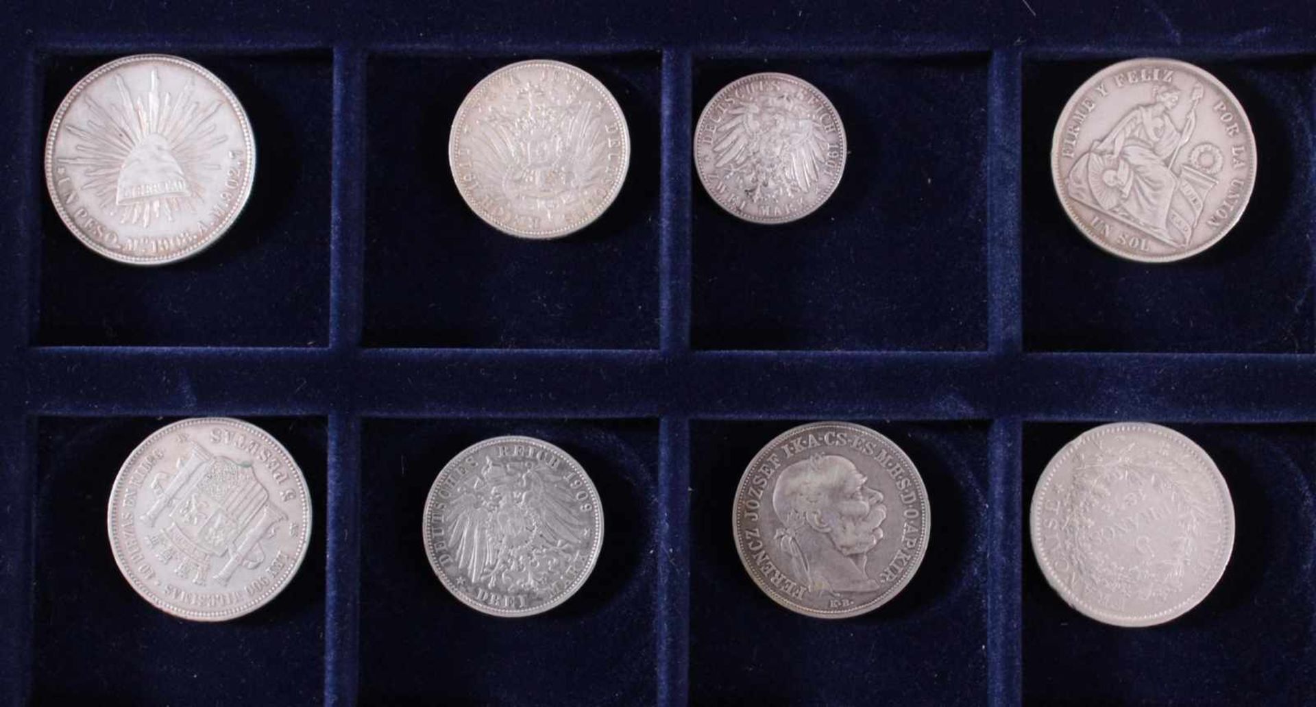 Sammlung Silbermünzen um 1900 in hölzerner Sammelbox1x Un Peso von 1908, D-3,9 cm, 27,2 g in vz.
