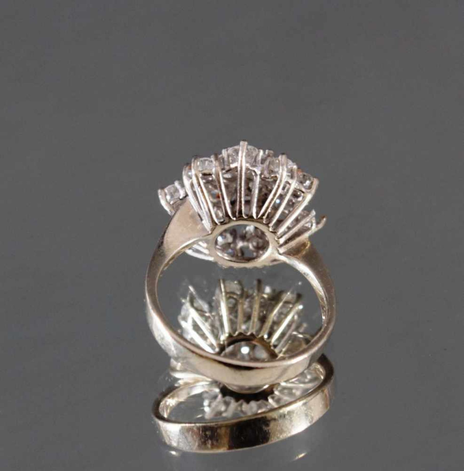 Damenring mit Diamanten 14 Karat WeißgoldBesetzt mit 19 Diamanten, 1 Stein fehlt, insg. ca. 1,4 - Bild 5 aus 6