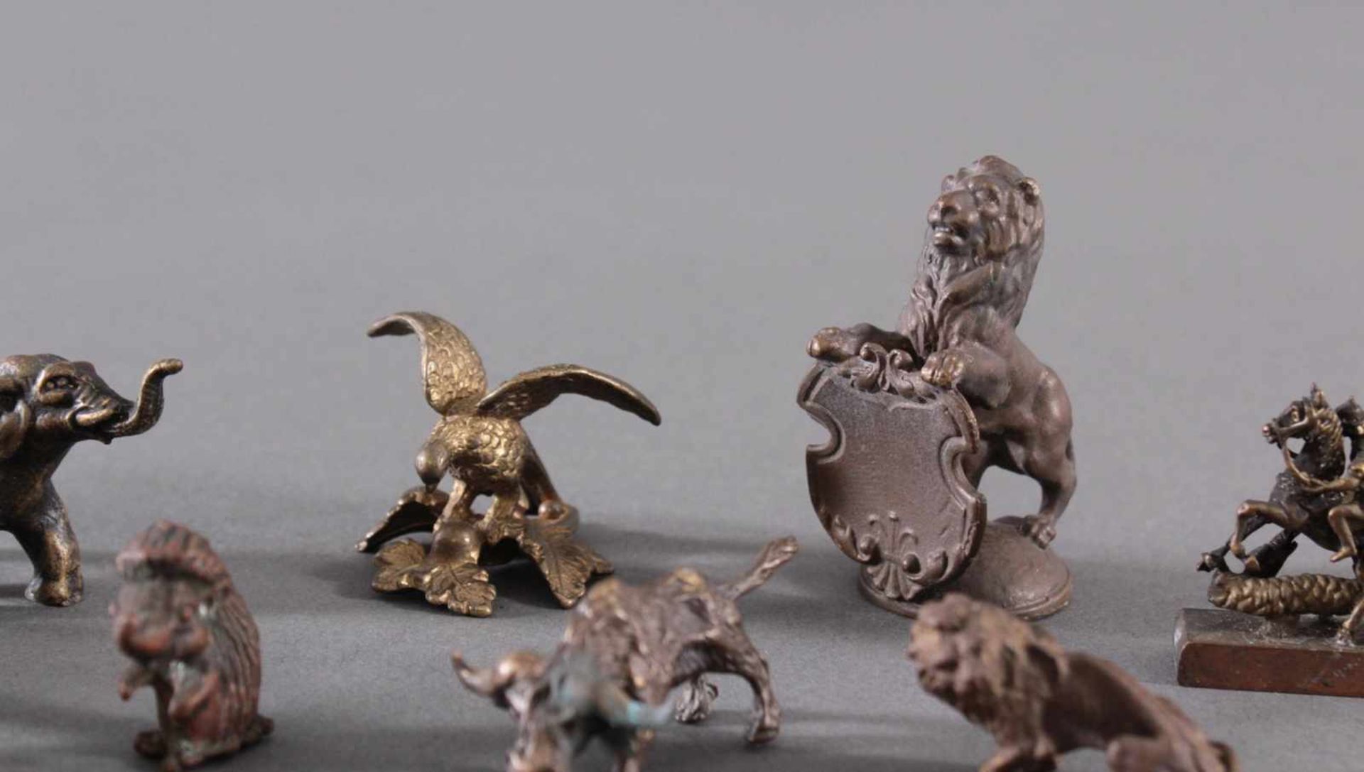 Miniatur Bronzefiguren, 10 Stück1 Löwe mit Wappenschild, ca. Höhe 5 cm. 1 Adler mit ausgebreiteten - Bild 5 aus 7