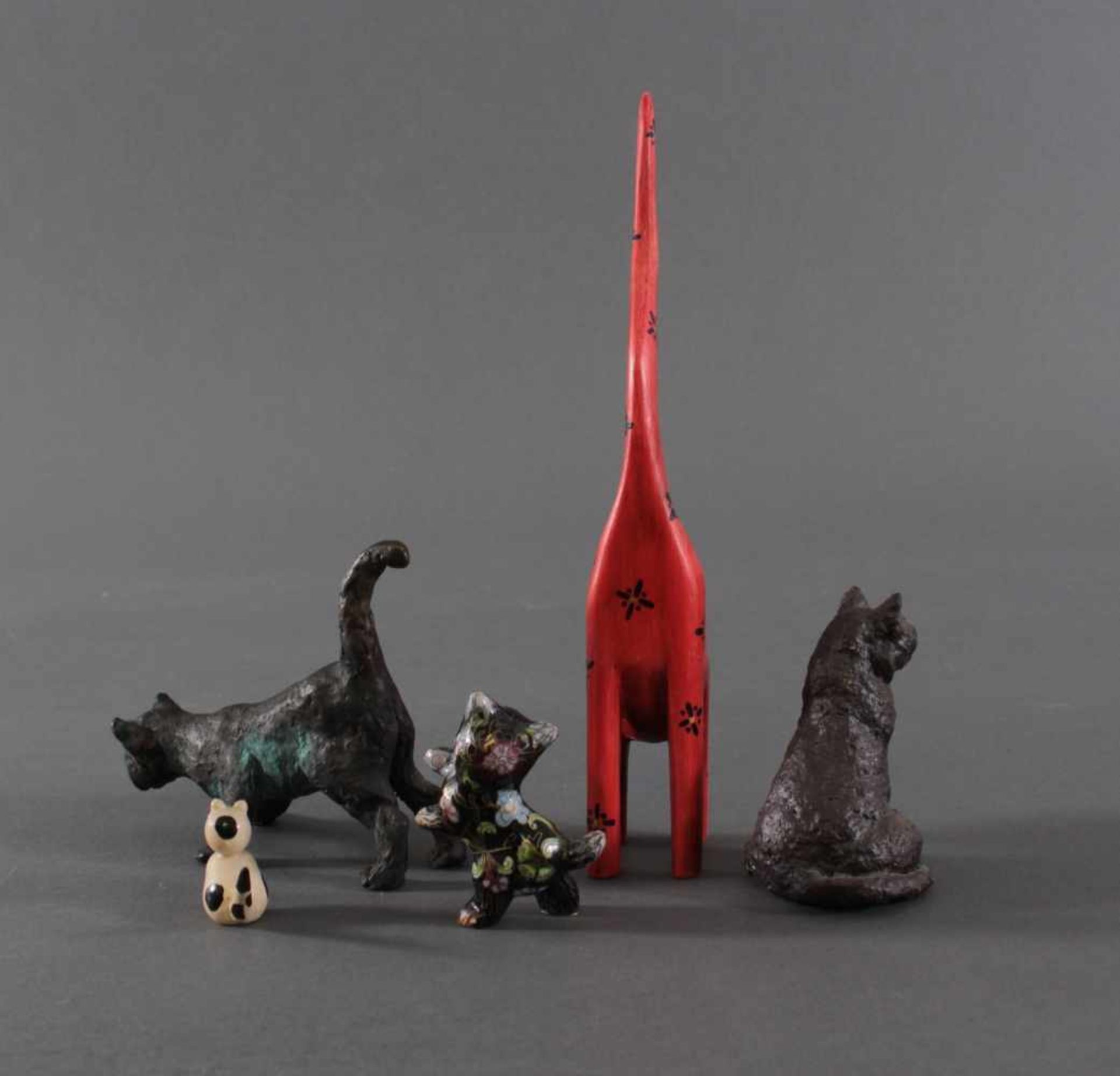 Konvolut Katzen-Skulpturen aus unterschiedlichen Materialien1 Katze aus Bronze mit dunkler Patina, - Bild 2 aus 2