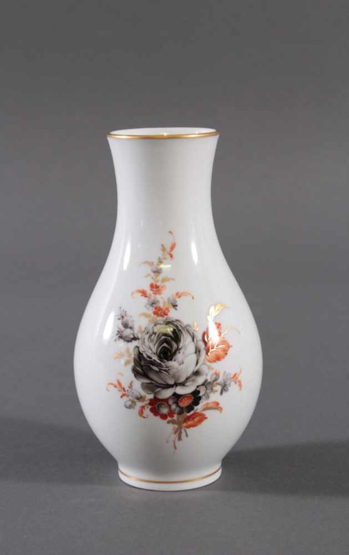 Kleine Vase, KPM Berlin 1. WahlAuf der Schauseite mit polychromer Blumenmalerei (Schwarze Rose),