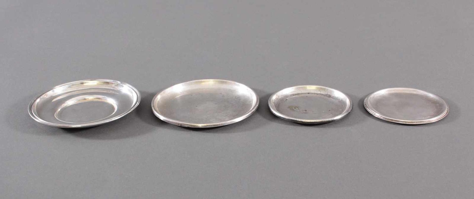 4 Silberne UntersetzerAuf dem Foto von links, 1x Sterlingsilber D-14 cm, 90 g. 1x 835er Silber, D-