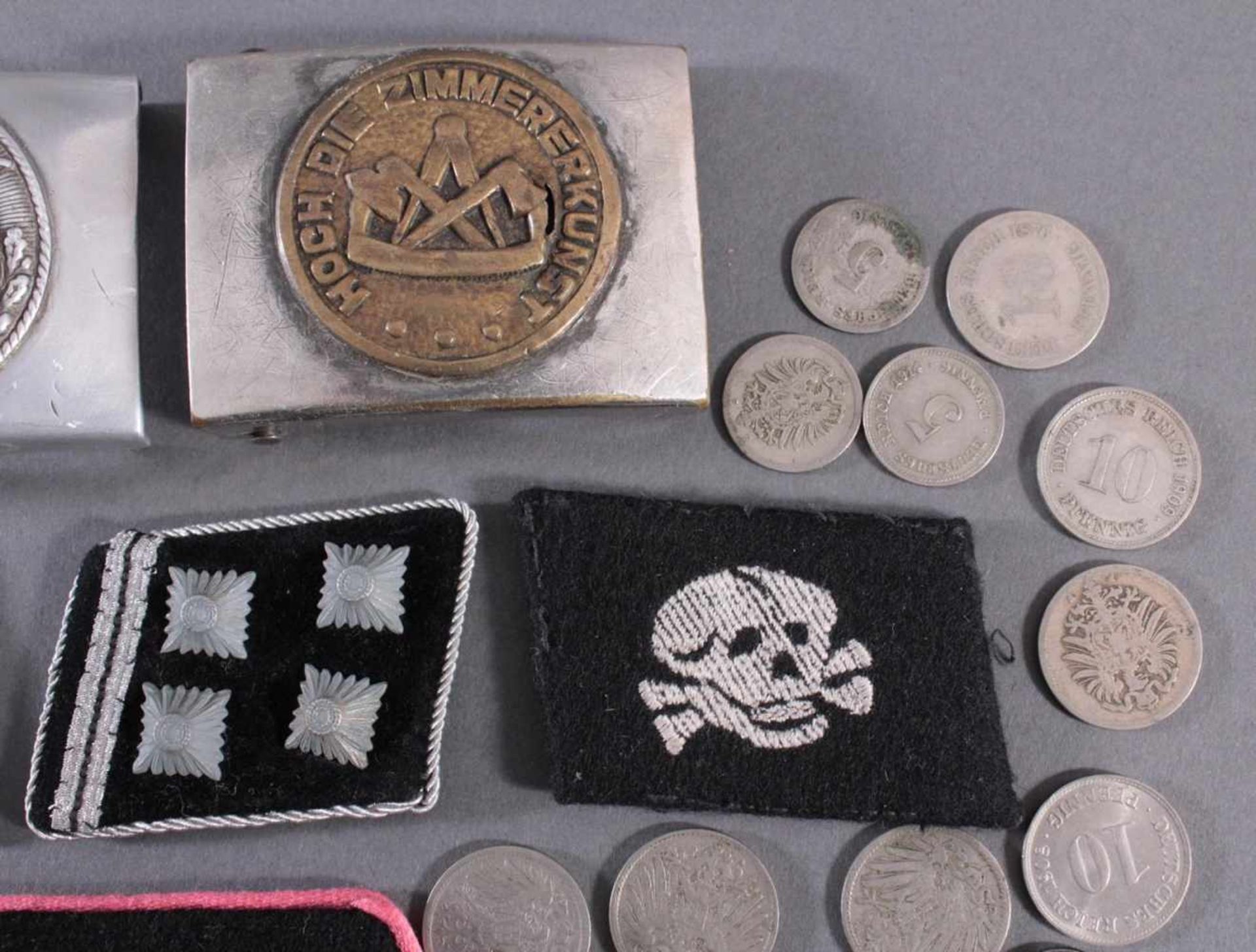 Konvolut Reichsmünzen, Stoffabzeichen und Gürtelschnallen2 Koppelschlösser mit Totenkopf und Schrift - Bild 4 aus 4