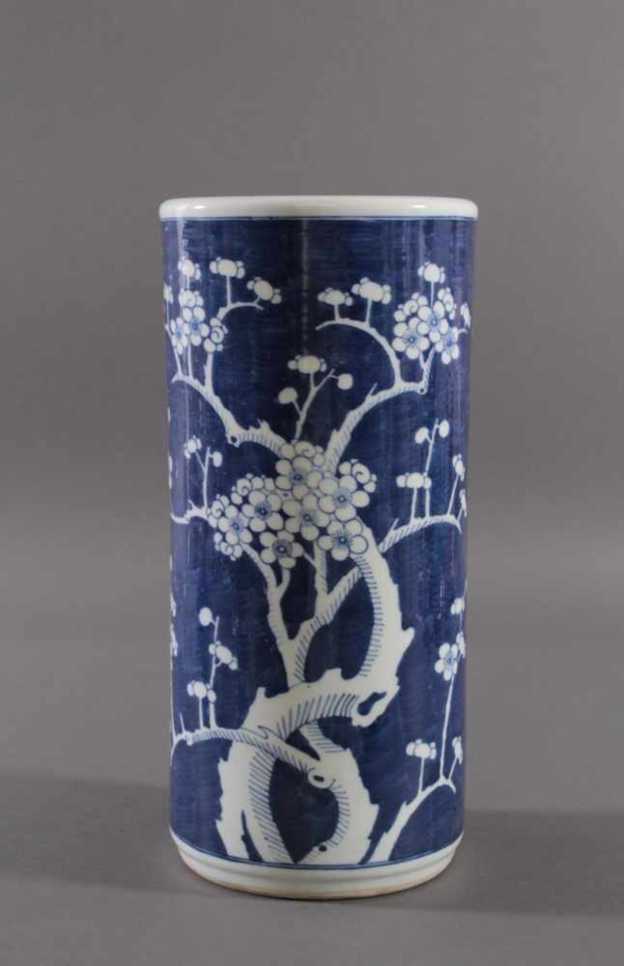 Chinesische BodenvaseRunde Porzellanvase, umlaufendes unterglasurblaues Kirschblütendekor,