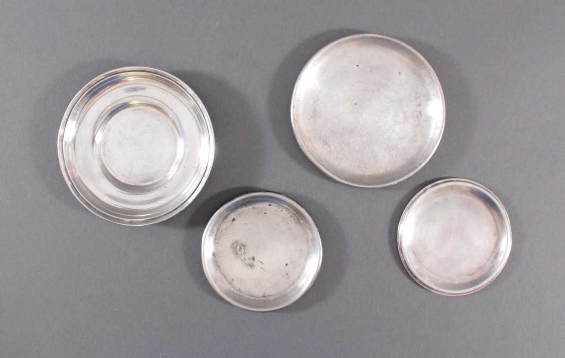 4 Silberne UntersetzerAuf dem Foto von links, 1x Sterlingsilber D-14 cm, 90 g. 1x 835er Silber, D- - Image 3 of 4