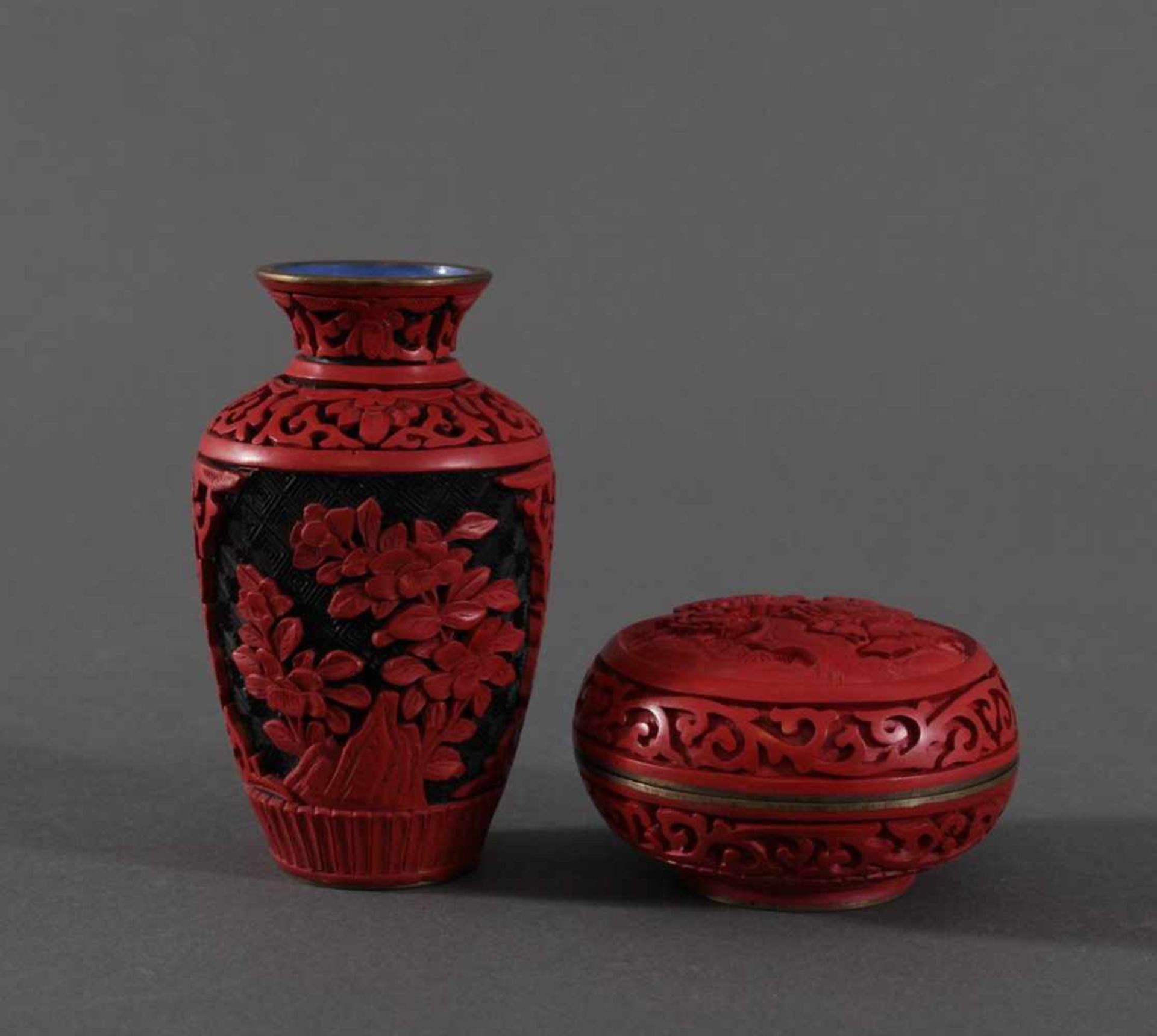 Schichtlack-Deckeldose und Vase, China, Mitte 20. JahrhundertAußenwandung mit dickem, zweifarbigen