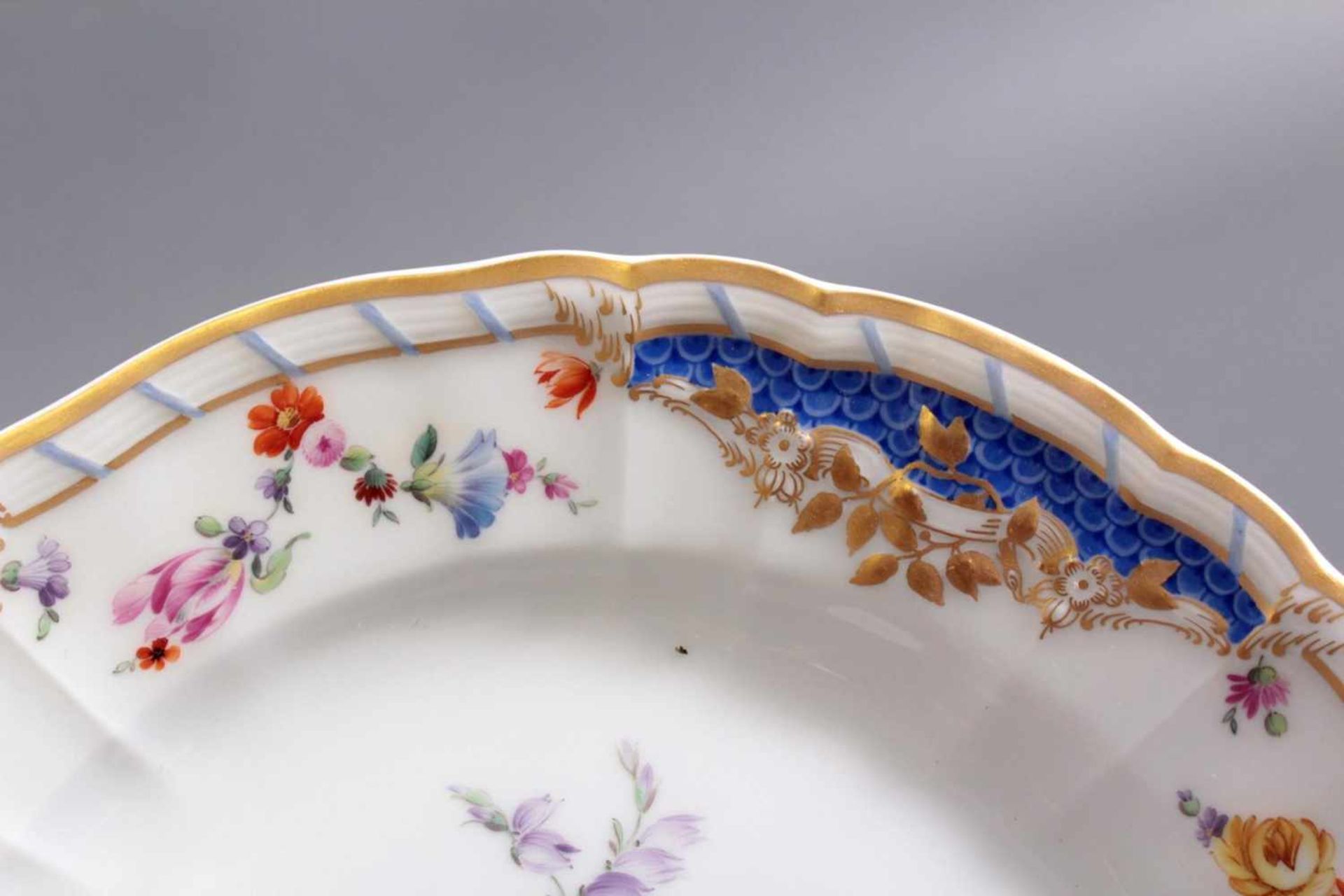 Teller KPM BerlinReliefierter Rand, polychrome Blumenbemalung, Goldstaffage, blaue Zeptermarke mit - Bild 2 aus 3