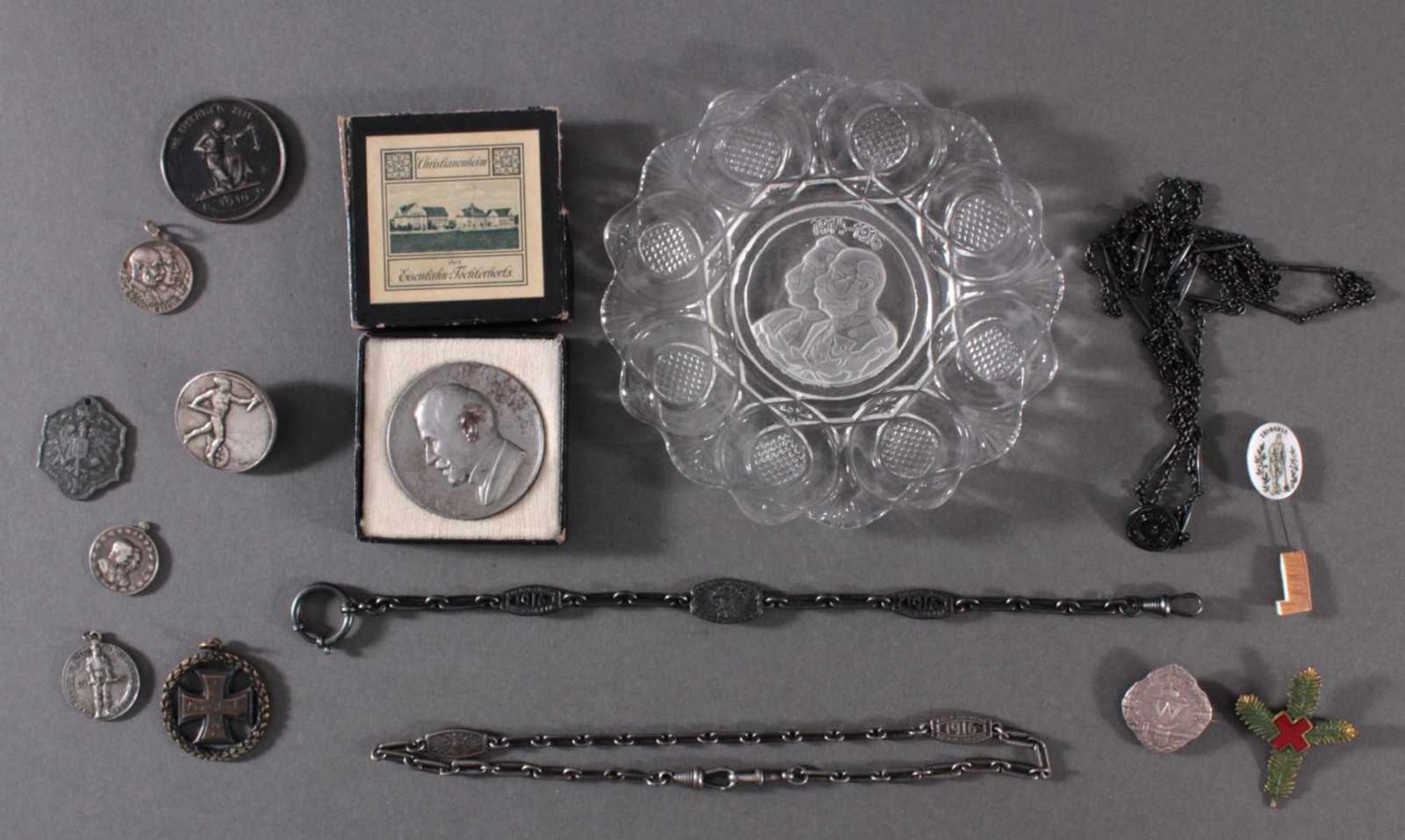15 Teile Memorabilia, Thema Erster WeltkriegEiserne Zeit, Glasteller, Anstecker...Unterschiedliche