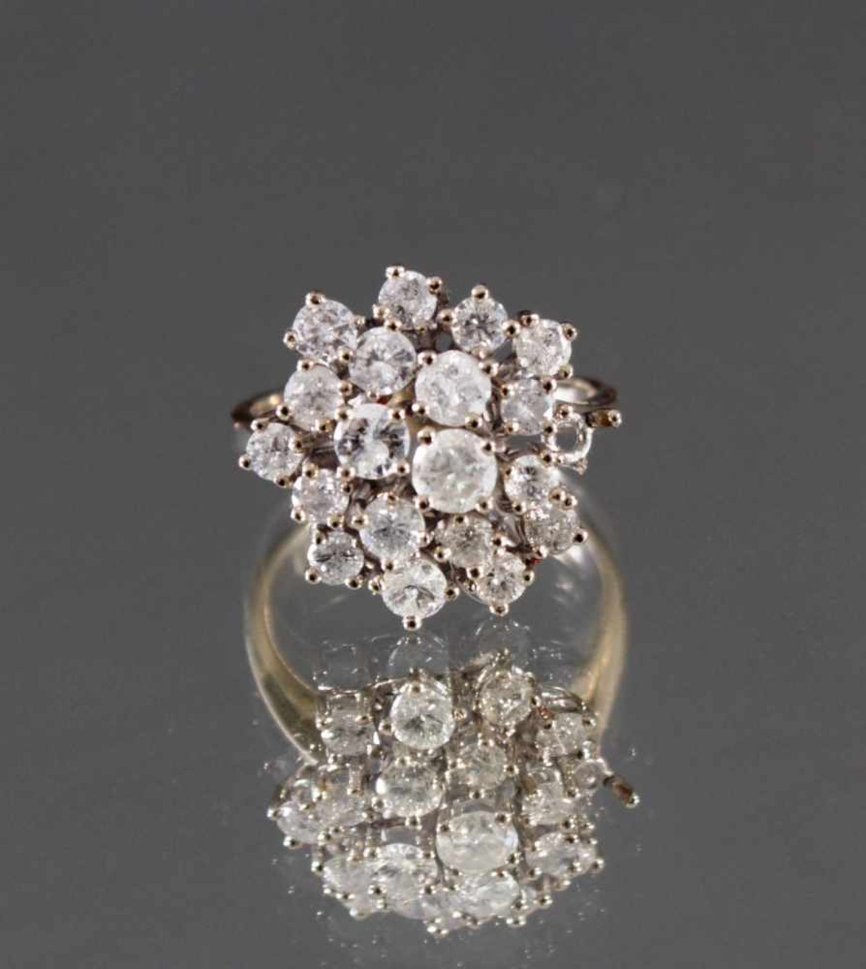 Damenring mit Diamanten 14 Karat WeißgoldBesetzt mit 19 Diamanten, 1 Stein fehlt, insg. ca. 1,4 - Bild 3 aus 6