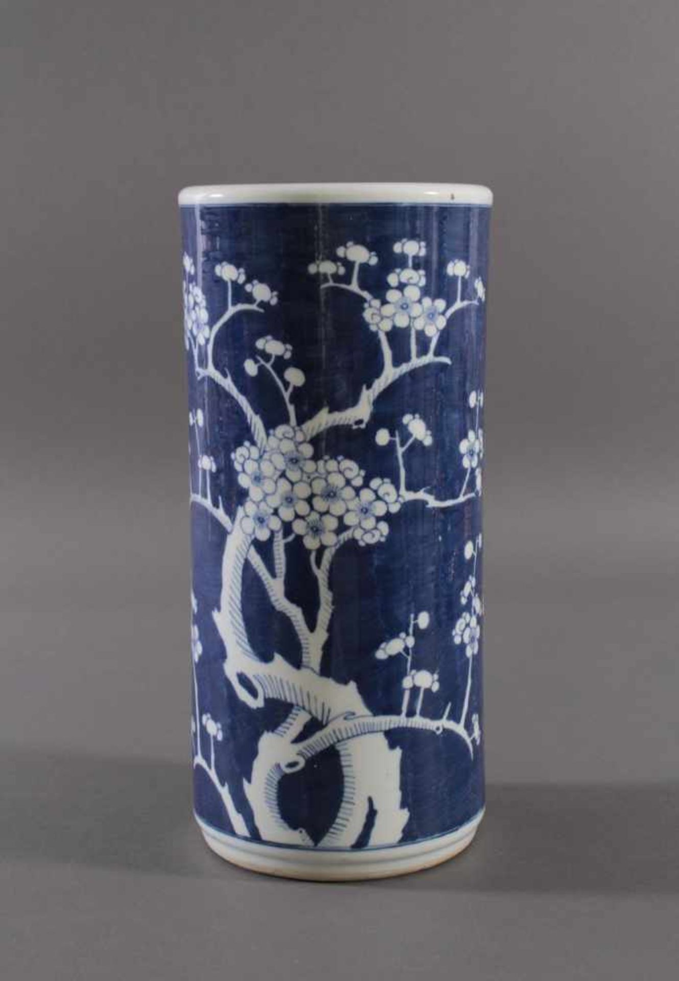 Chinesische BodenvaseRunde Porzellanvase, umlaufendes unterglasurblaues Kirschblütendekor, - Bild 2 aus 4