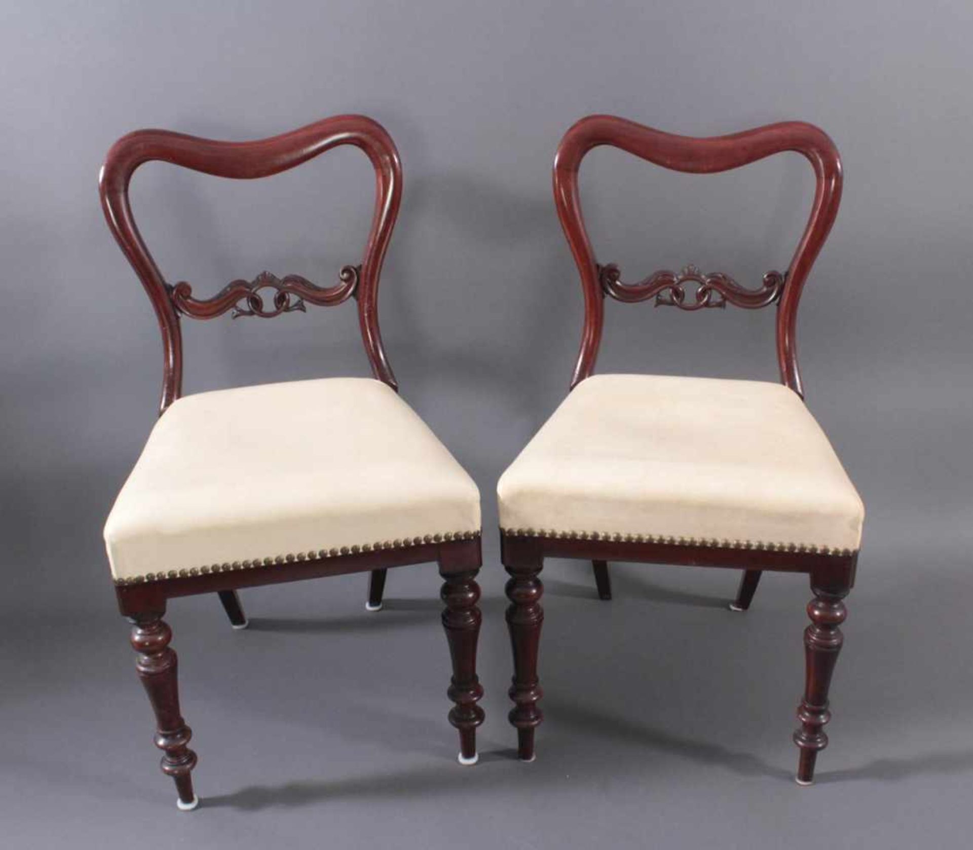 Paar englische Stühle, StilmöbelMahagoni Lederbezug, ca. H-83,5 x 41 x 46 cm. Sitzhöhe ca. 45 cm