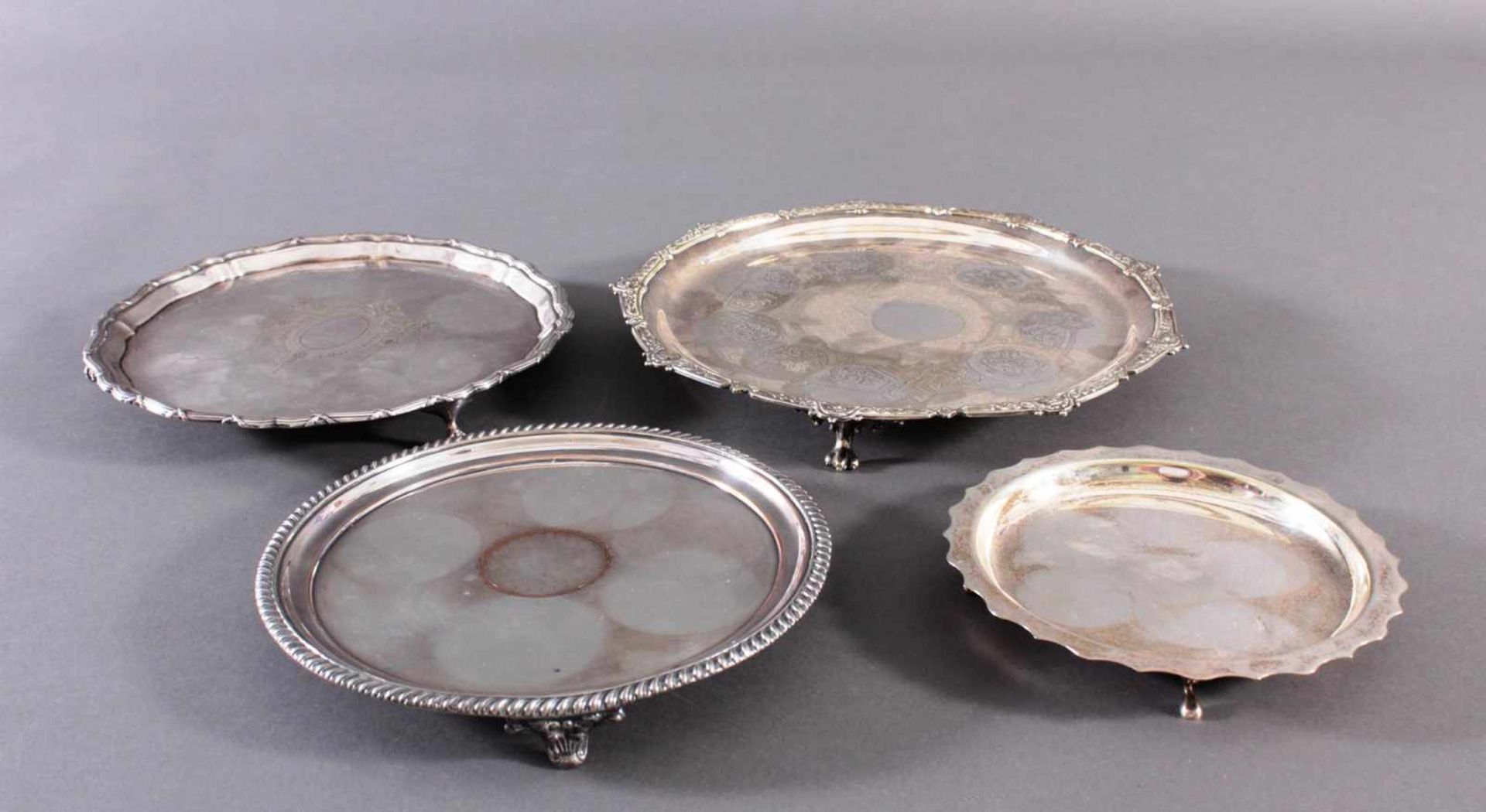 Vier Salver, EnglandVersilbert, einmal gemarkt Mappin & Webb, um 1900. Auf 3 bzw. 4 kleinen Füßen,