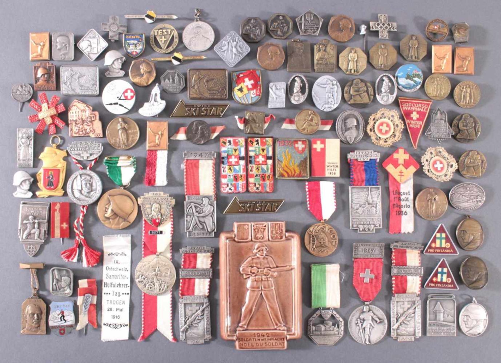 Abzeichen und Anstecker Thema: SchweizWeit über 50 Stück, viele vor 1945.Unterschiedliche