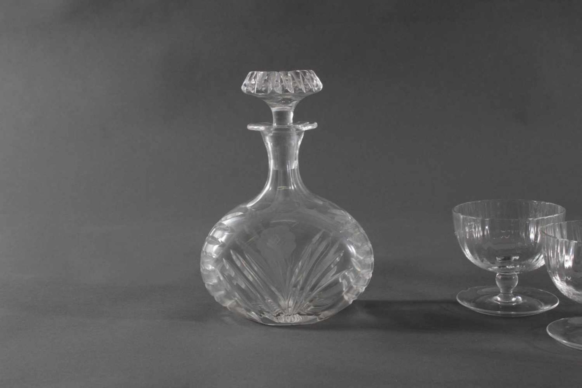 Glas Konvolut, 8 TeileTheresienthal, großes Weinglas. Farbloses Glas. Umlaufend facettiert - Bild 2 aus 6