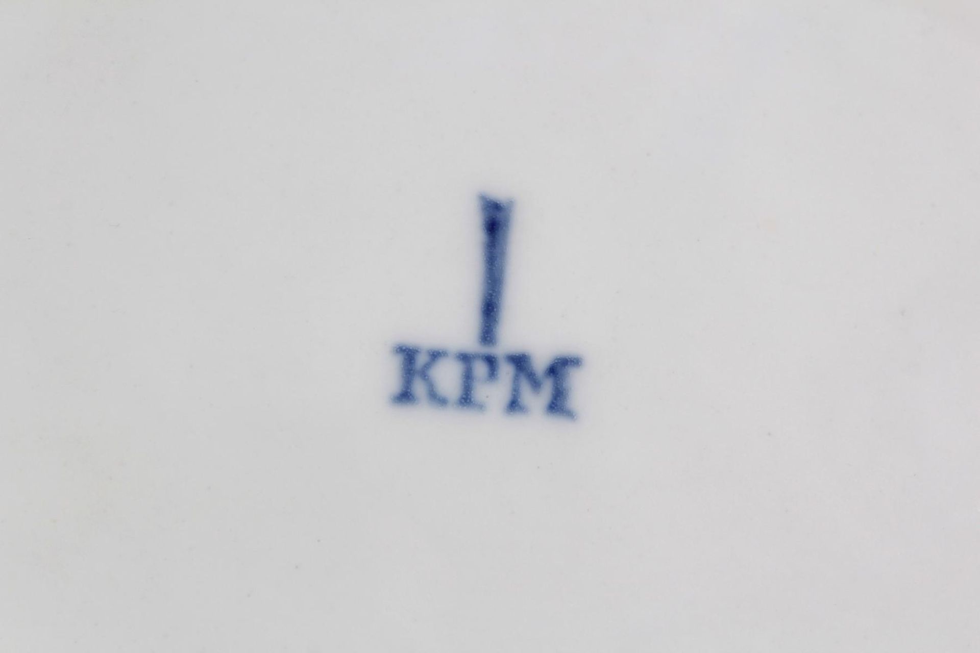 Anbietschale und Teller KPM Berlin 19. Jh.Ovale Schale, reliefiertes Weißporzellan durchbrochen - Bild 3 aus 3