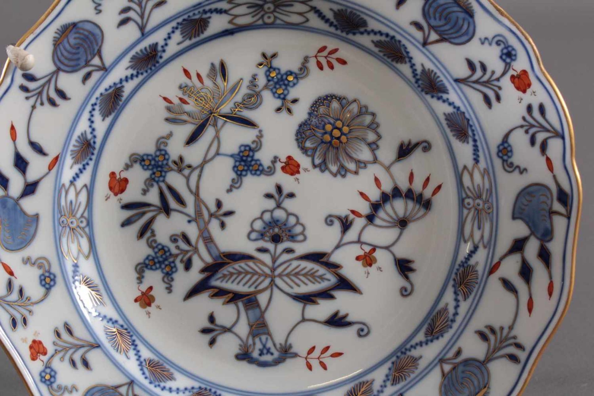 Paar Meissen Teller, "Zwiebelmuster, rot und Gold"Porzellan mit unter Glasur blauem Zwiebelmuster- - Image 2 of 4