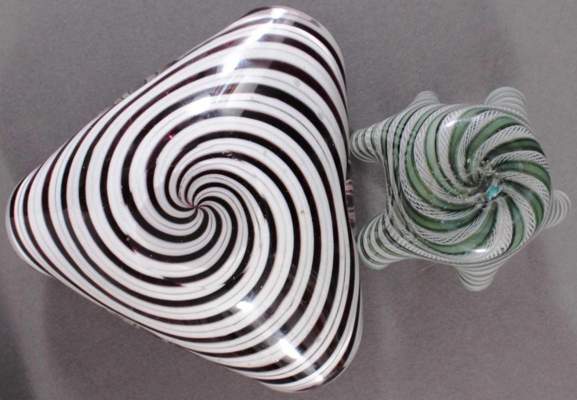 2 Murano GlasschalenFarbloses Glas mit eingeschmolzenen bunten Stäben. Eine im Venini-Stil, eine mit - Bild 3 aus 4