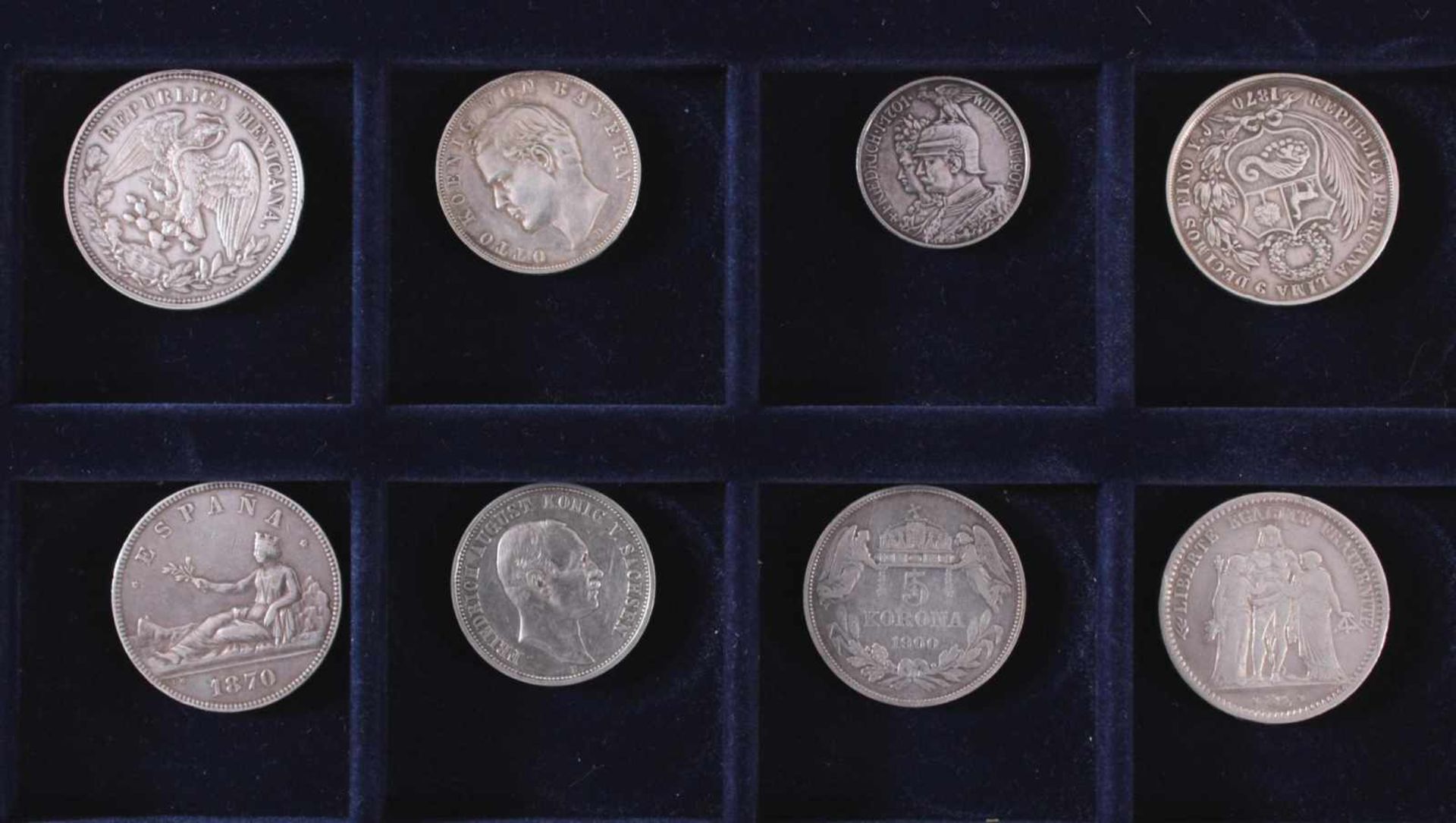Sammlung Silbermünzen um 1900 in hölzerner Sammelbox1x Un Peso von 1908, D-3,9 cm, 27,2 g in vz. - Bild 2 aus 3