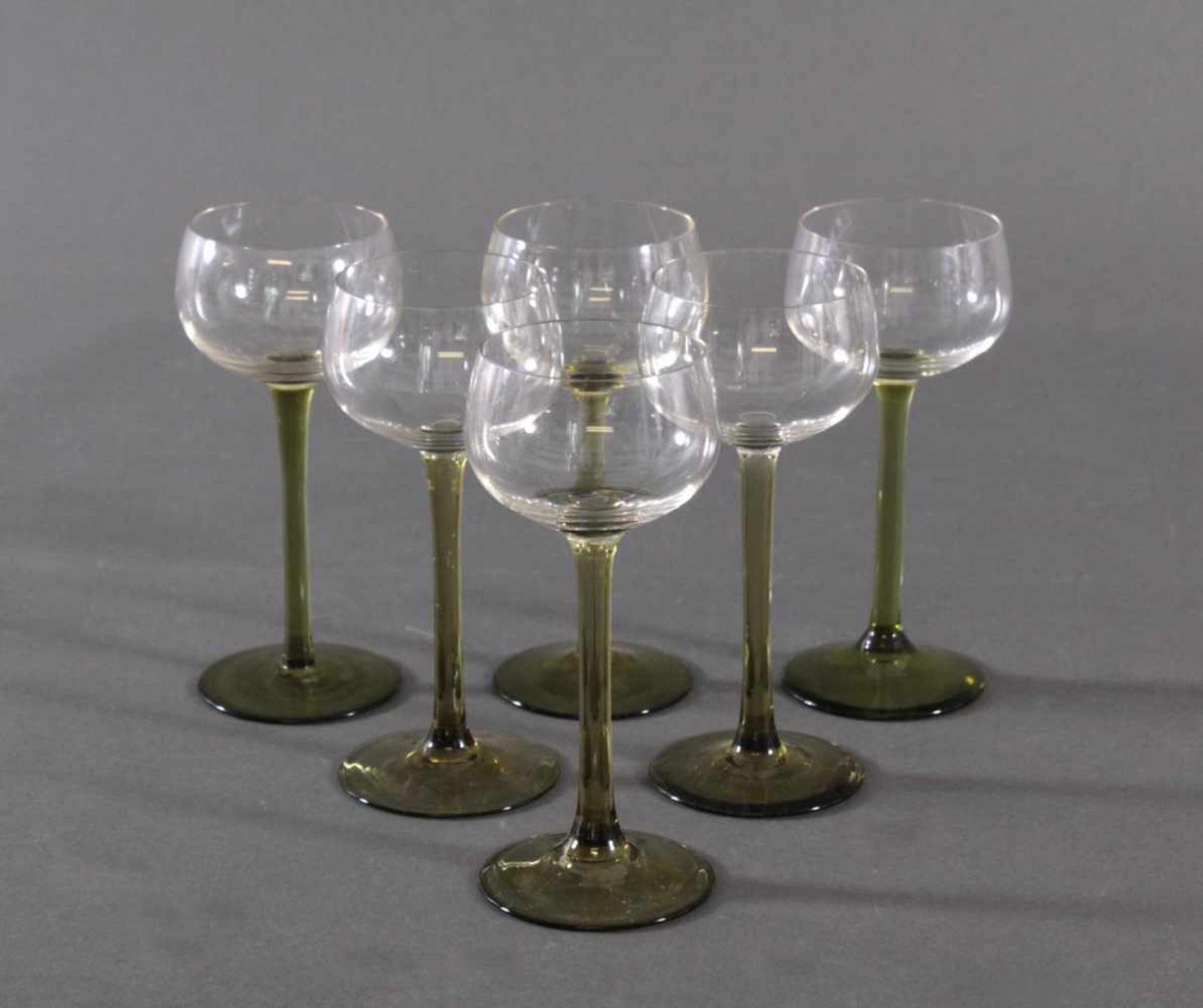 6 Jugendstil-WeingläserFarbloses Glas, hellgrüner Stiel und Stand, ca. H-17 cm