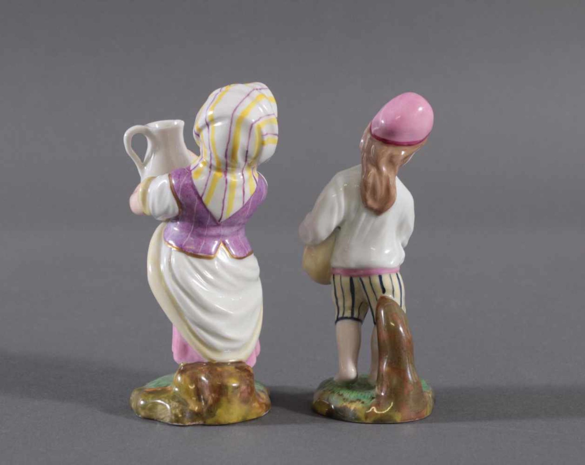 Zwei Porzellanfiguren, Höchster Porzellanmanufaktur"Mädchen mit Kanne", naturalistische Grasplinthe, - Bild 2 aus 3