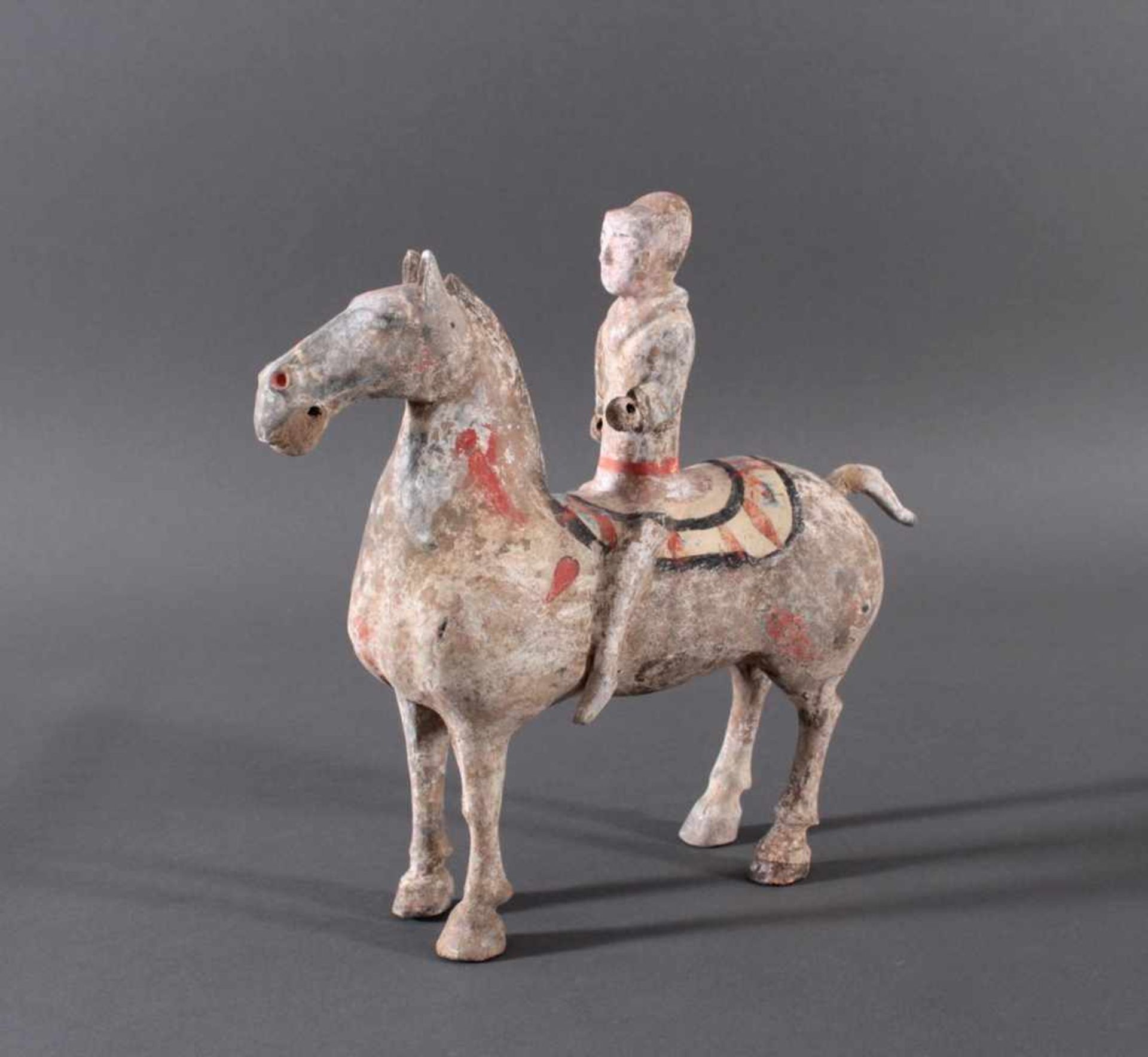 China Han-Dynastie, Pferd mit Reiter aus gebranntem TonPferd und Reiter sind ausführlich, mit