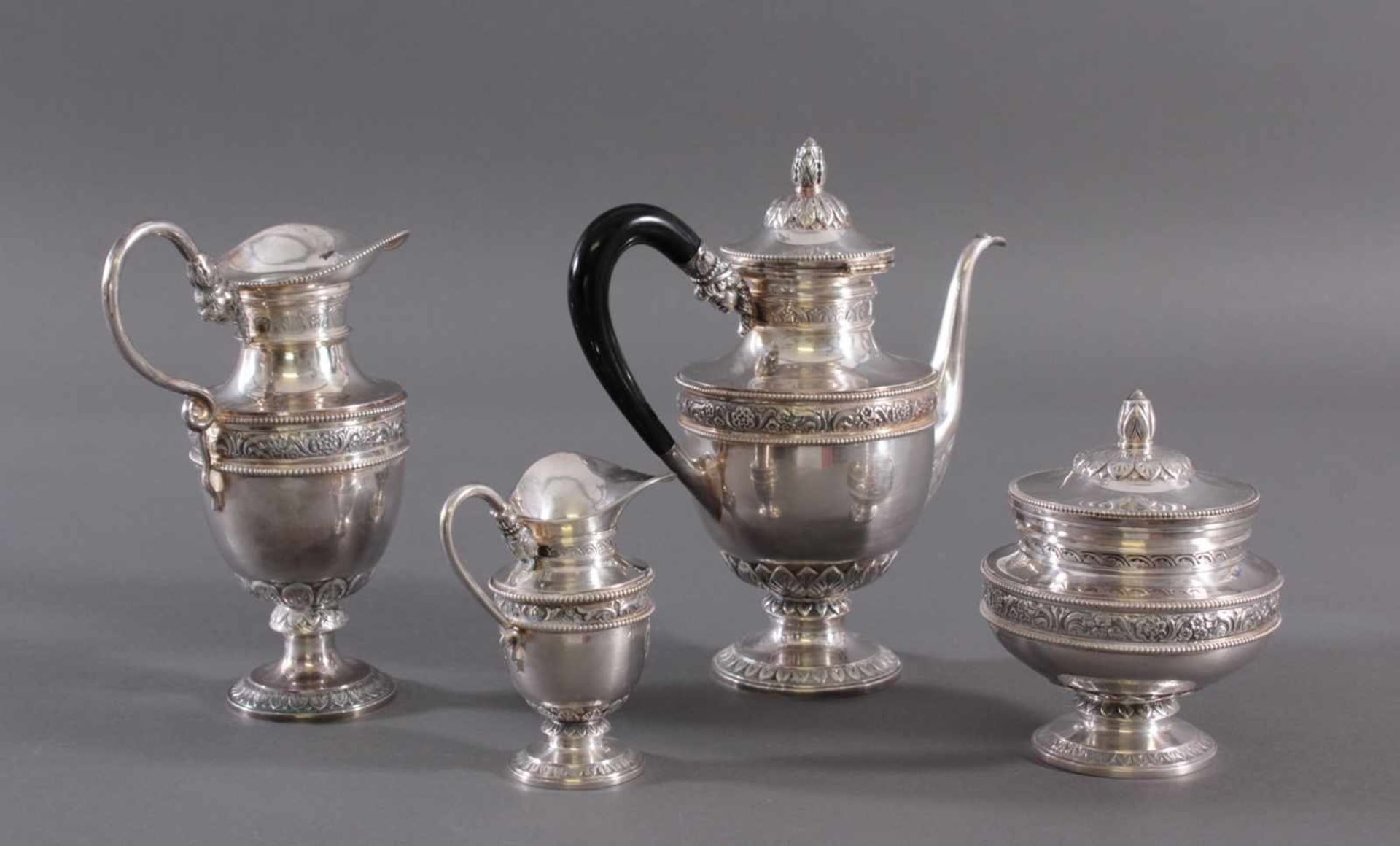 Kaffeekern, 835er SilberKanne, Sahnekännchen, Zuckedose, Milchkanne, reliefiertes Dekor, Eichel- - Image 2 of 5