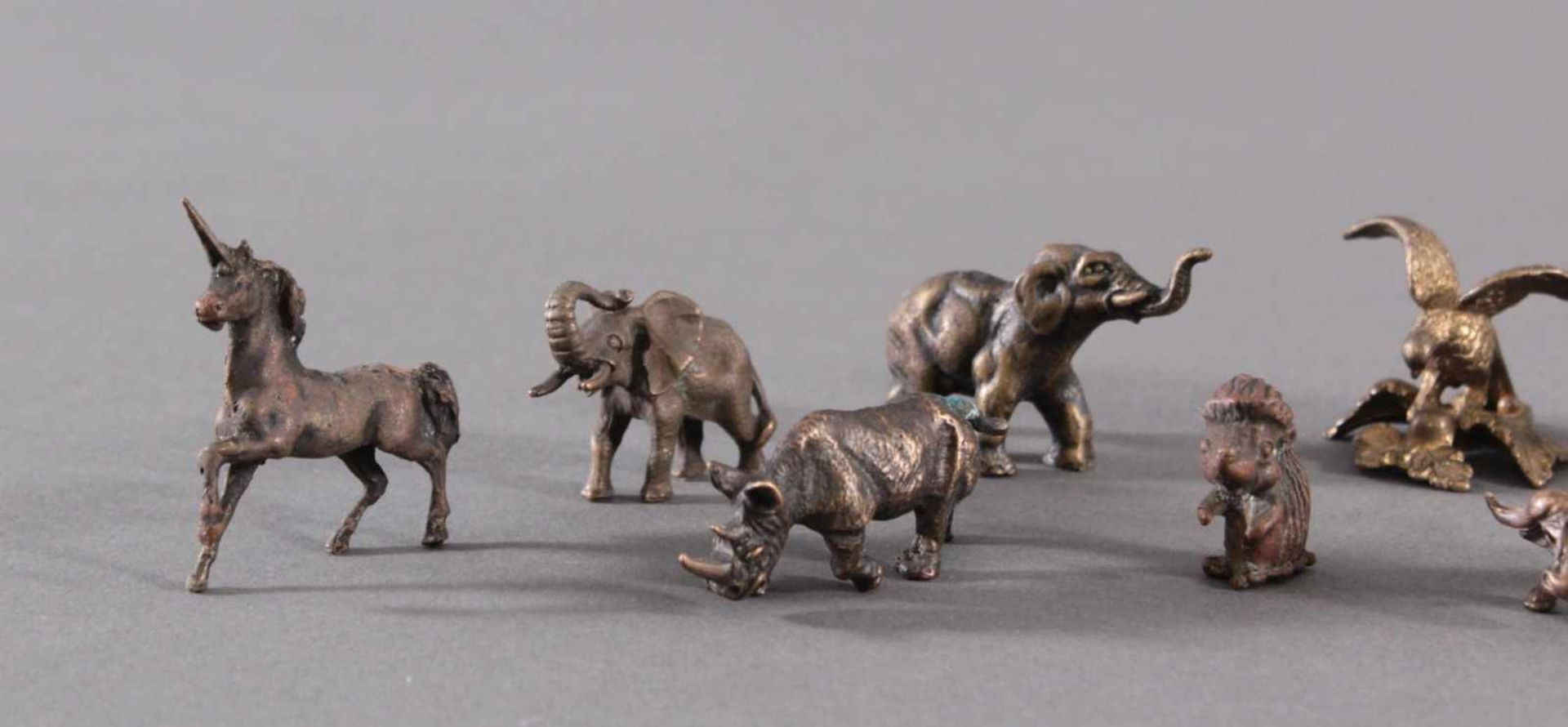 Miniatur Bronzefiguren, 10 Stück1 Löwe mit Wappenschild, ca. Höhe 5 cm. 1 Adler mit ausgebreiteten - Bild 2 aus 7