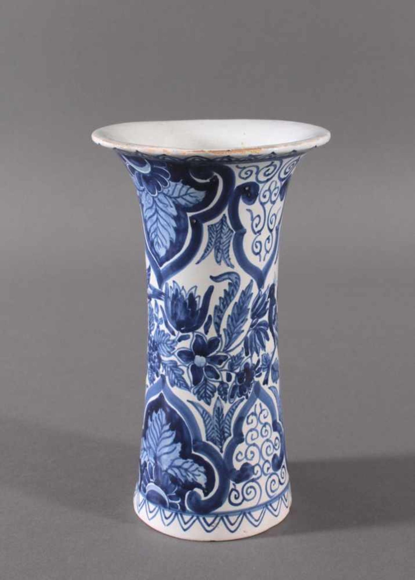 Fayence Vase, Holland, 19. JahrhundertKeramik Trichter-Form, Wandung mit Blaumalerei von Blumen- und - Bild 2 aus 6