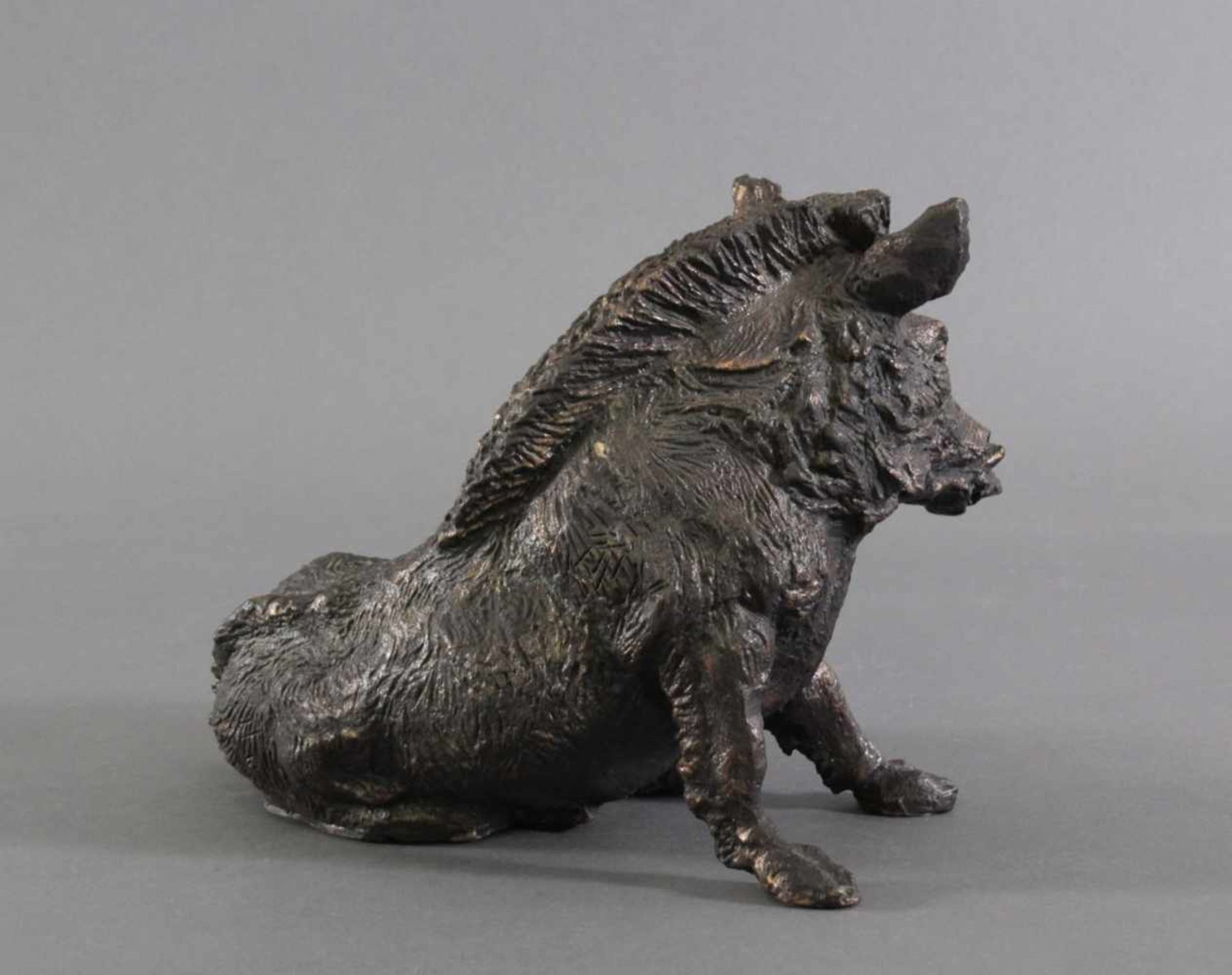 Sitzendes Wildschwein aus Bronze 20. Jh.Vollplastische Darstellung einer sitzenden Wildsau, - Image 2 of 4