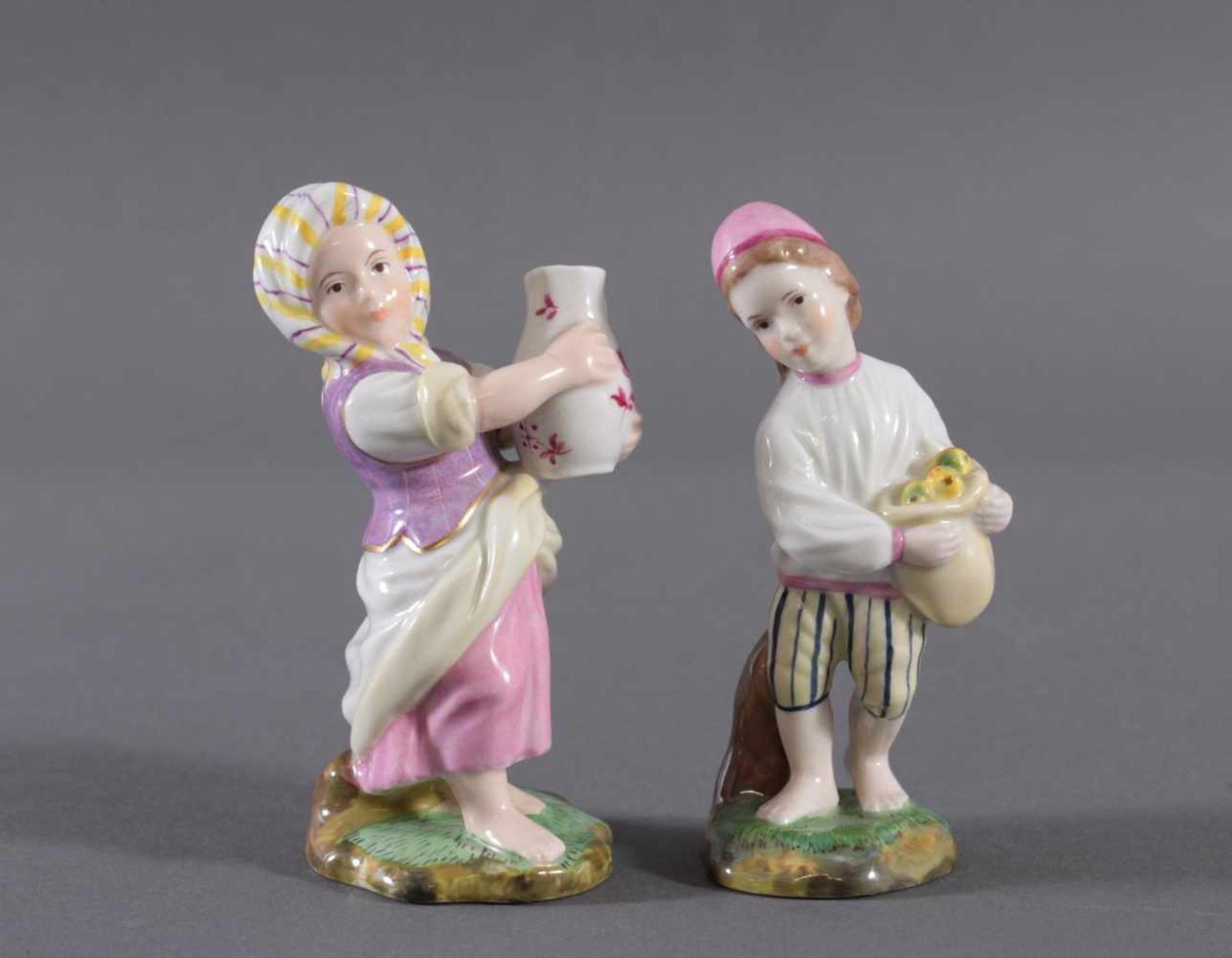 Zwei Porzellanfiguren, Höchster Porzellanmanufaktur"Mädchen mit Kanne", naturalistische Grasplinthe,